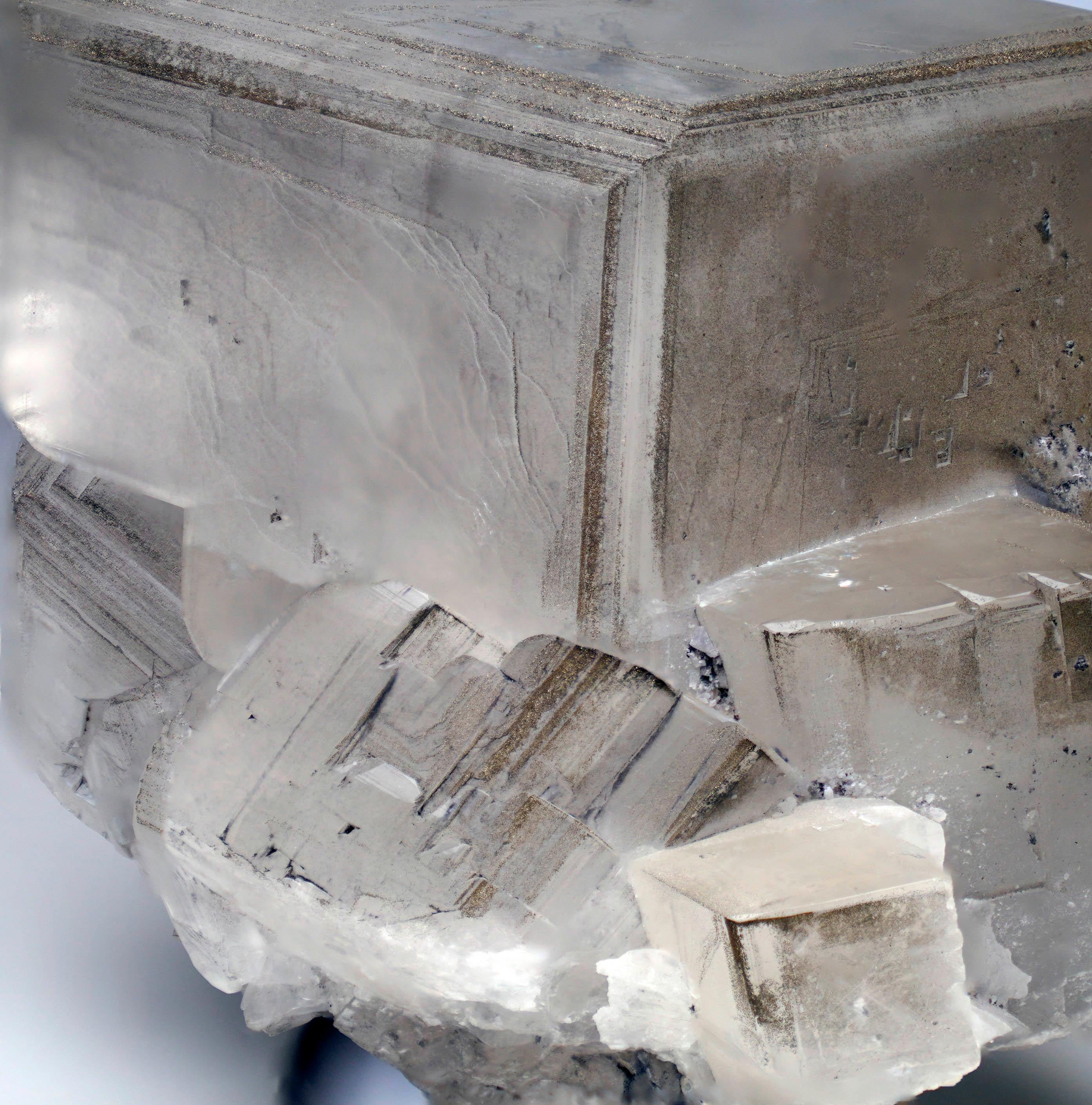 XXI secolo e contemporaneo Calcite con pirite da Chengzhou, Cina in vendita