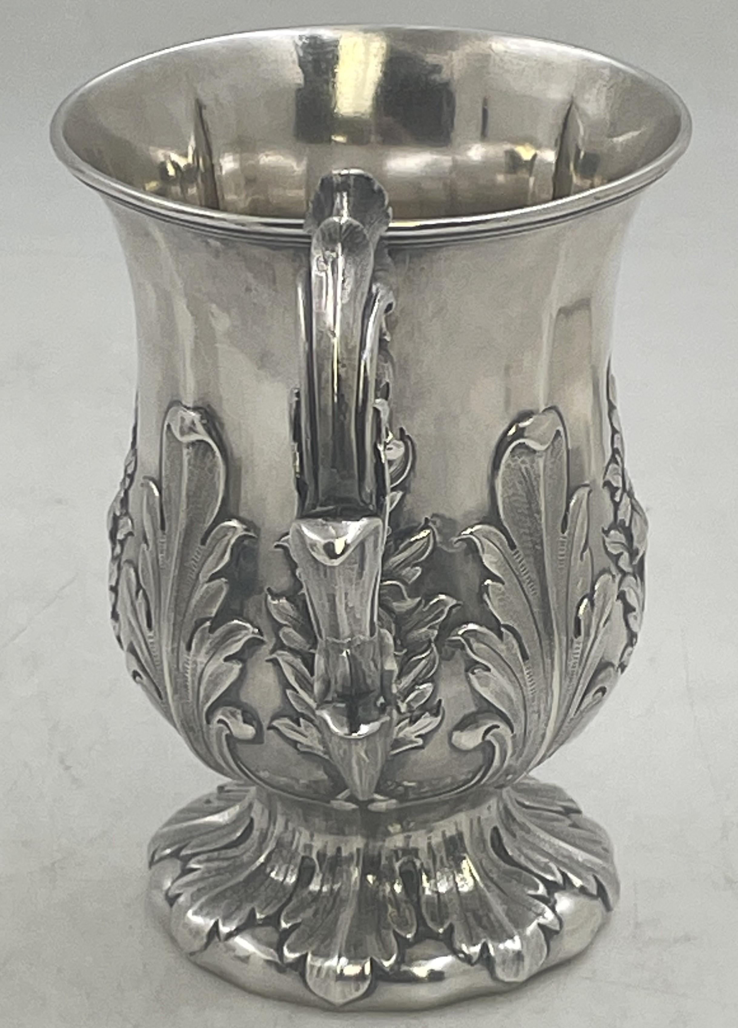 Tazza indiana in argento sterling, realizzata da Hamilton & Co., Calcutta, intorno agli anni '30 del XIX secolo, ornata con motivi naturali e leggermente dorata all'interno. Misura 5 3/4'' di altezza, 5 1/2'' di profondità e 3 2/3'' di diametro