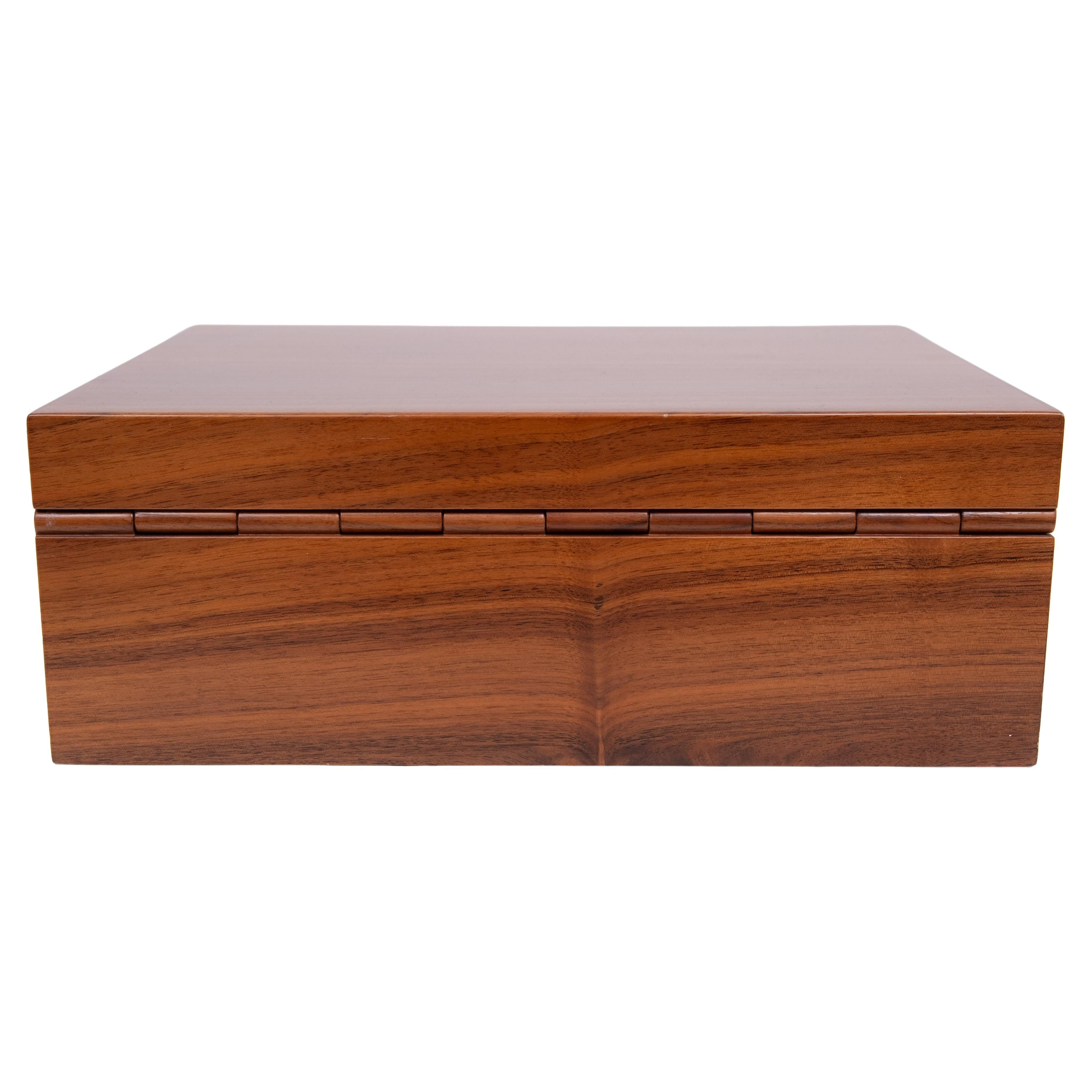 Vintage 1970's Caldelli handmade solid cedar wood cigar humidor. Made for Big Ben. Measuring 27cm x 19.5cm x 8cm. Will hold cigars upto 23cm long horizontally, 16.5cm vertically, 2 deep. Wood lined & concealed wooden hinge. Humidity guage &