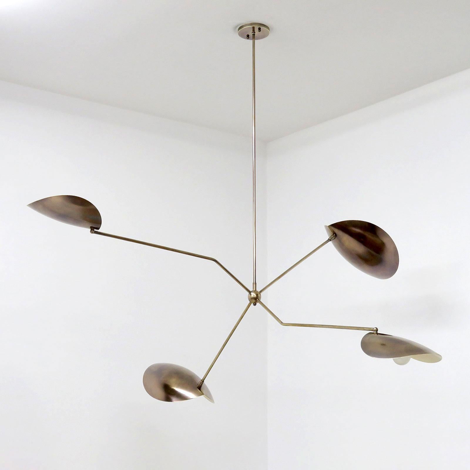 Elegante lampadario in ottone invecchiato di Gallery L7, realizzato e rifinito a mano a Los Angeles in ottone americano, con quattro bracci in ottone che portano due luci regolabili verso l'alto e verso il basso ciascuno, le coppie di bracci