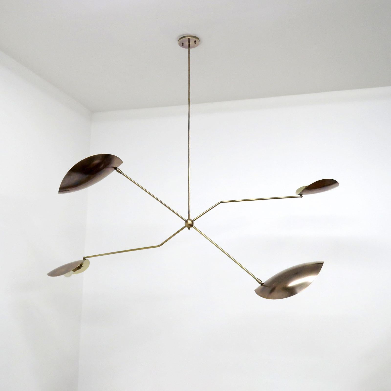 Organico moderno Lampadario in ottone Calder (a) Gallery L7 in vendita