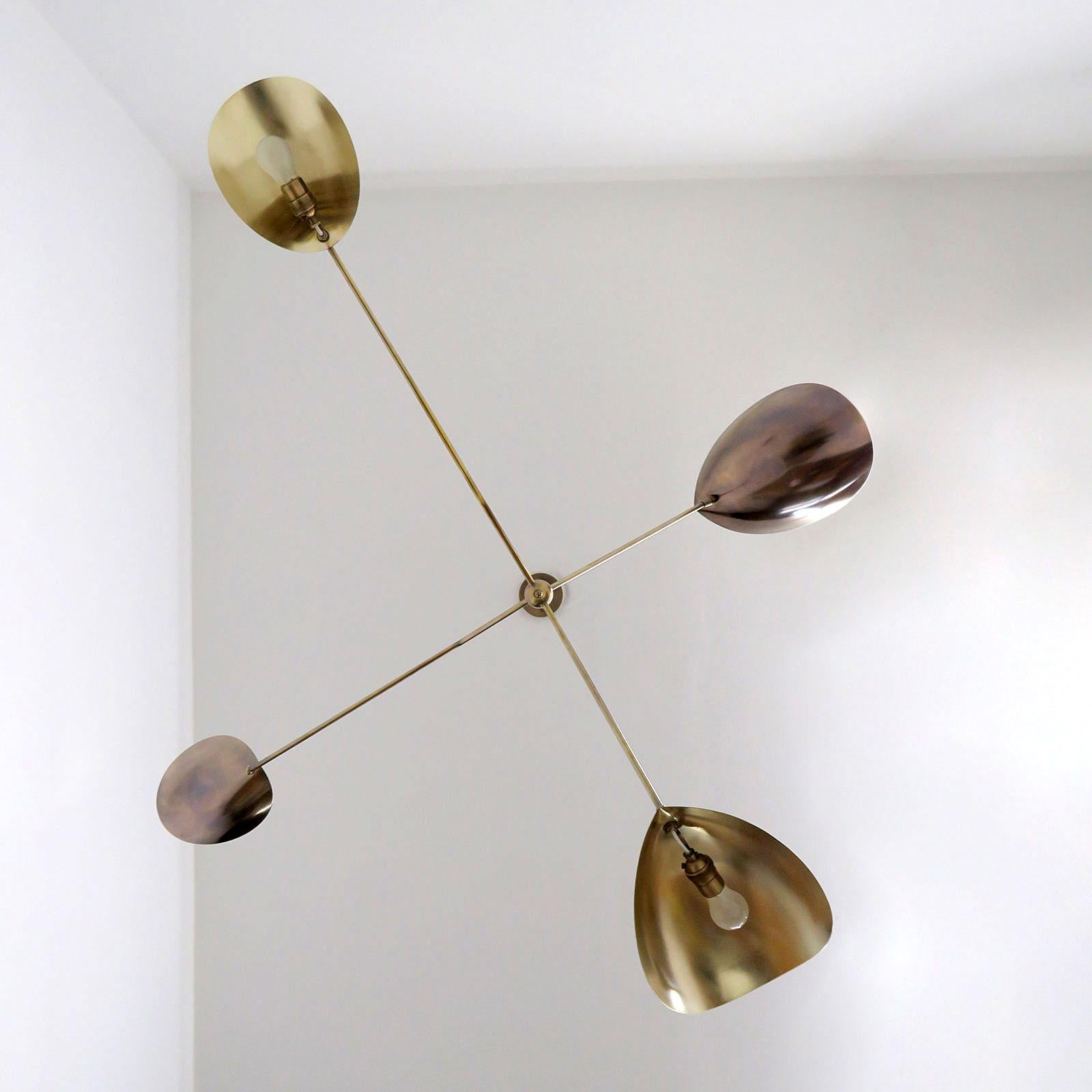 Americano Lampadario in ottone Calder (a) Gallery L7 in vendita