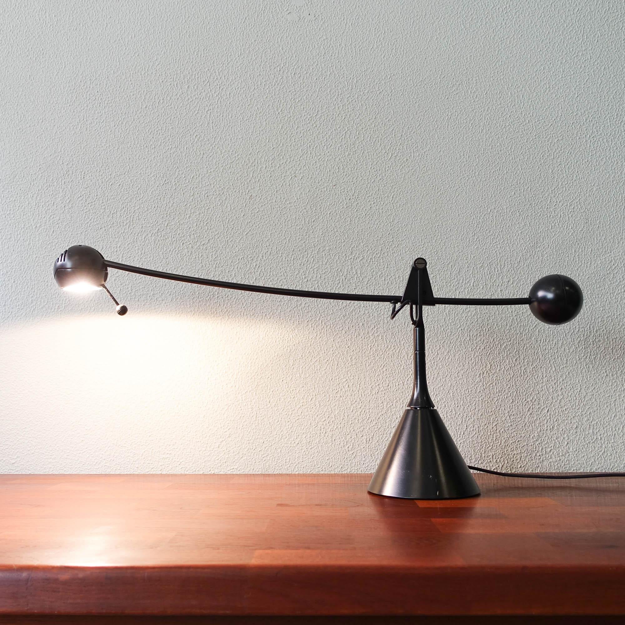 Calder is one of the most emblematic objects of Catalan design in the seventies. Metalarte was responsible for creating a quality office lamp that could compete with the Italian lamps of the day. It was the time of Richard Sapper's Tizio lamp, which