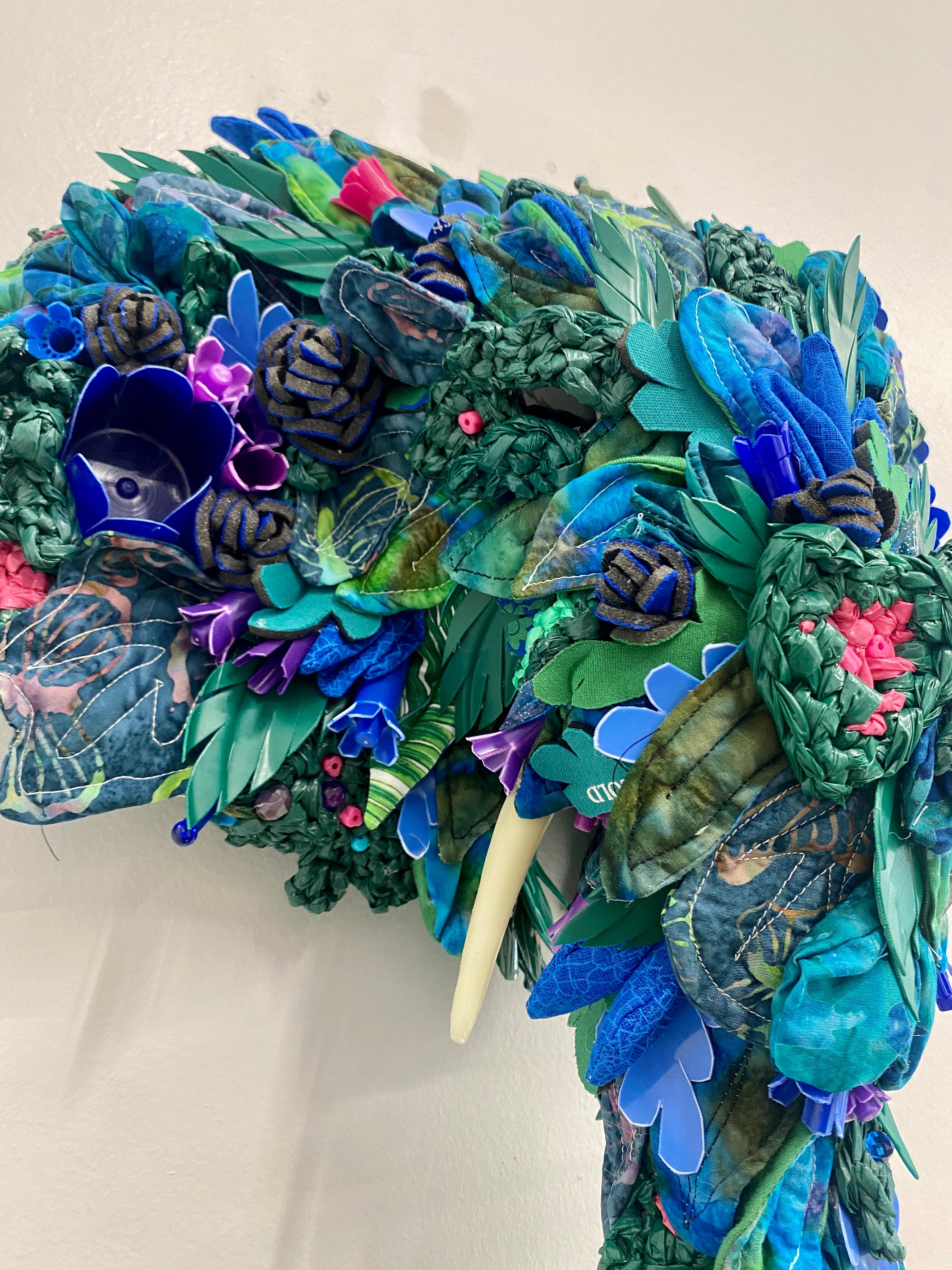 Jardinière éléphant, sculpture murale contemporaine, assemblage de matériaux recyclés - Bleu Figurative Sculpture par Calder Kamin