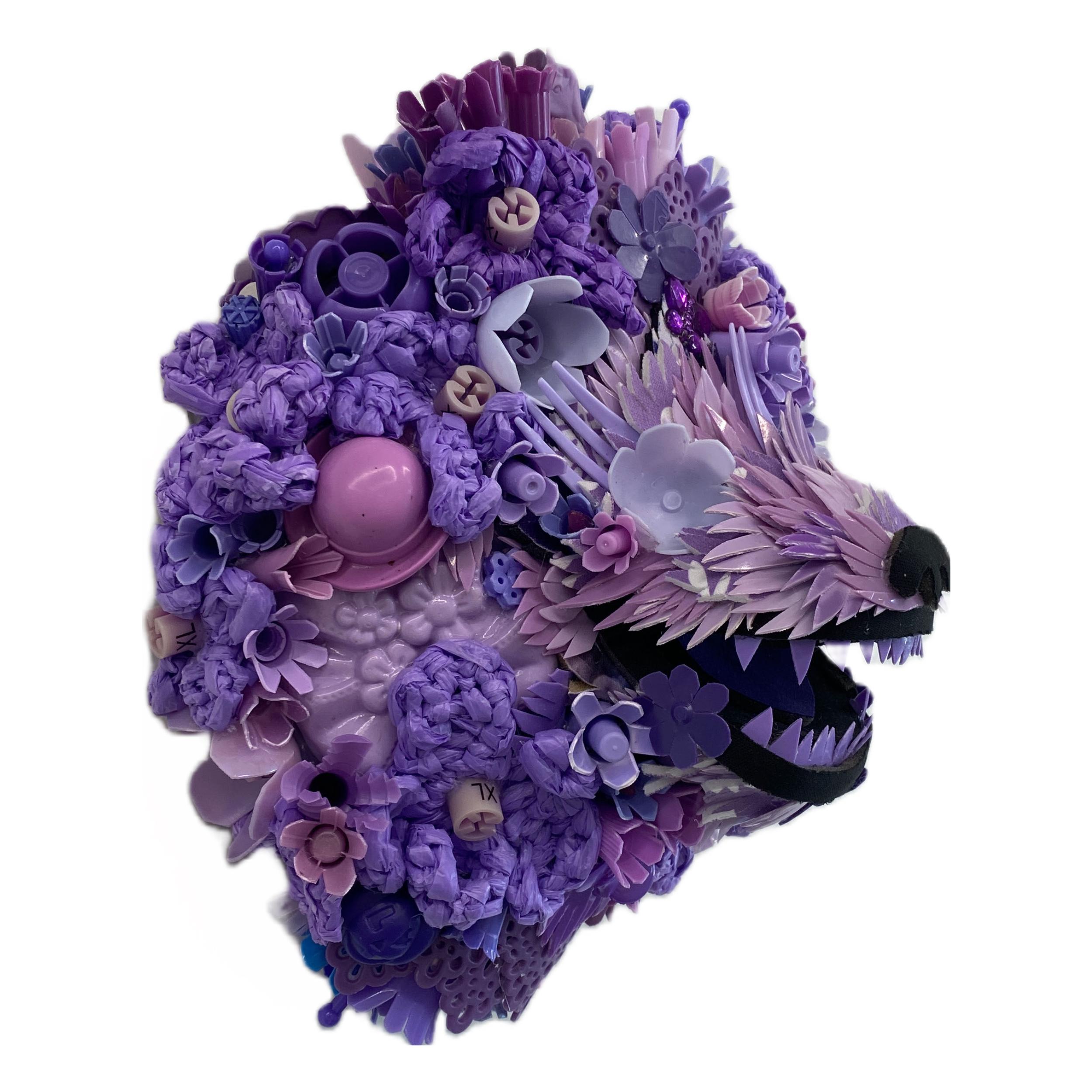 Hydrangea-Hunde, Lavendel, zeitgenössische Tierskulptur, recycelte Materialien  – Sculpture von Calder Kamin