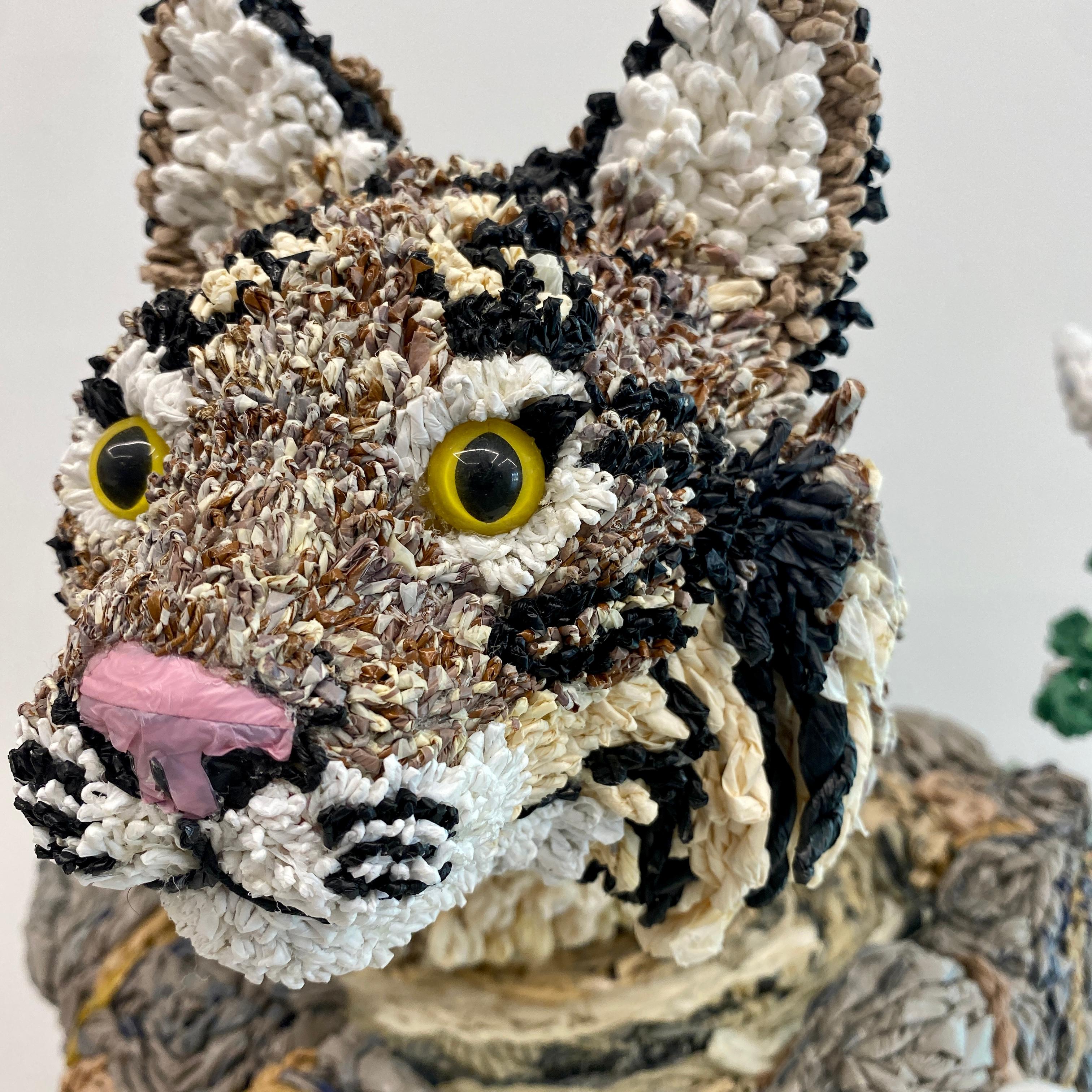 Planeta de plástico Lince, escultura animal contemporánea, materiales reciclados - Sculpture de Calder Kamin