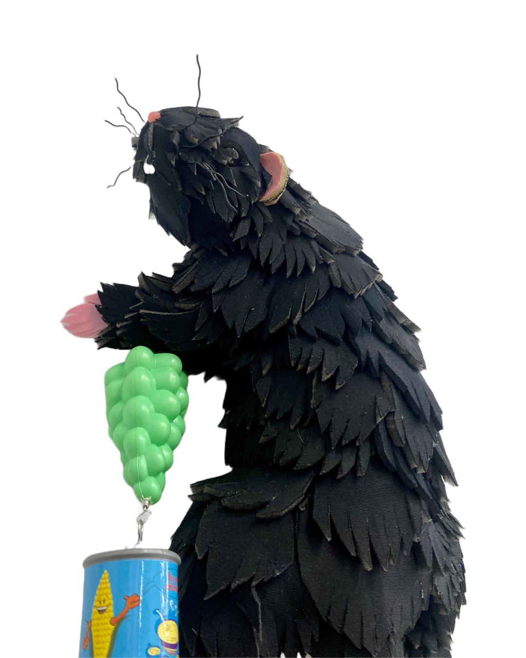 Rubbish Rat, sculpture murale contemporaine figurative, assemblage de matériaux recyclés - Sculpture de Calder Kamin