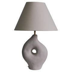 Lampada da tavolo scultorea in ceramica Calder di Hanna Englund Ceramics