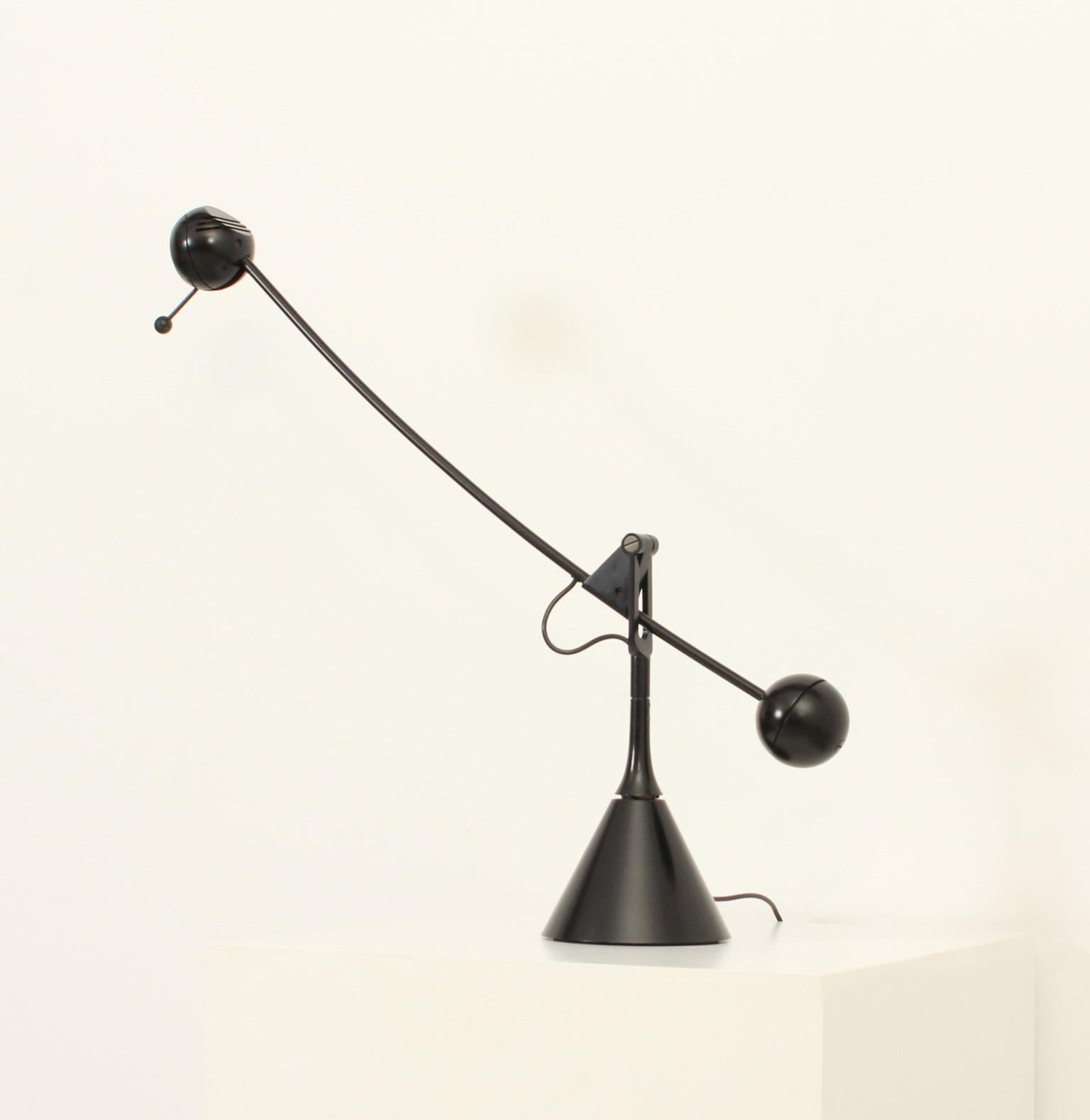 Calder table lamp designed in 1975 by Enric Franch for Metalarte, Spain. Sculptural table lamp with a counterweight that can move in any direction. Black lacquered metal with light intensity regulator.