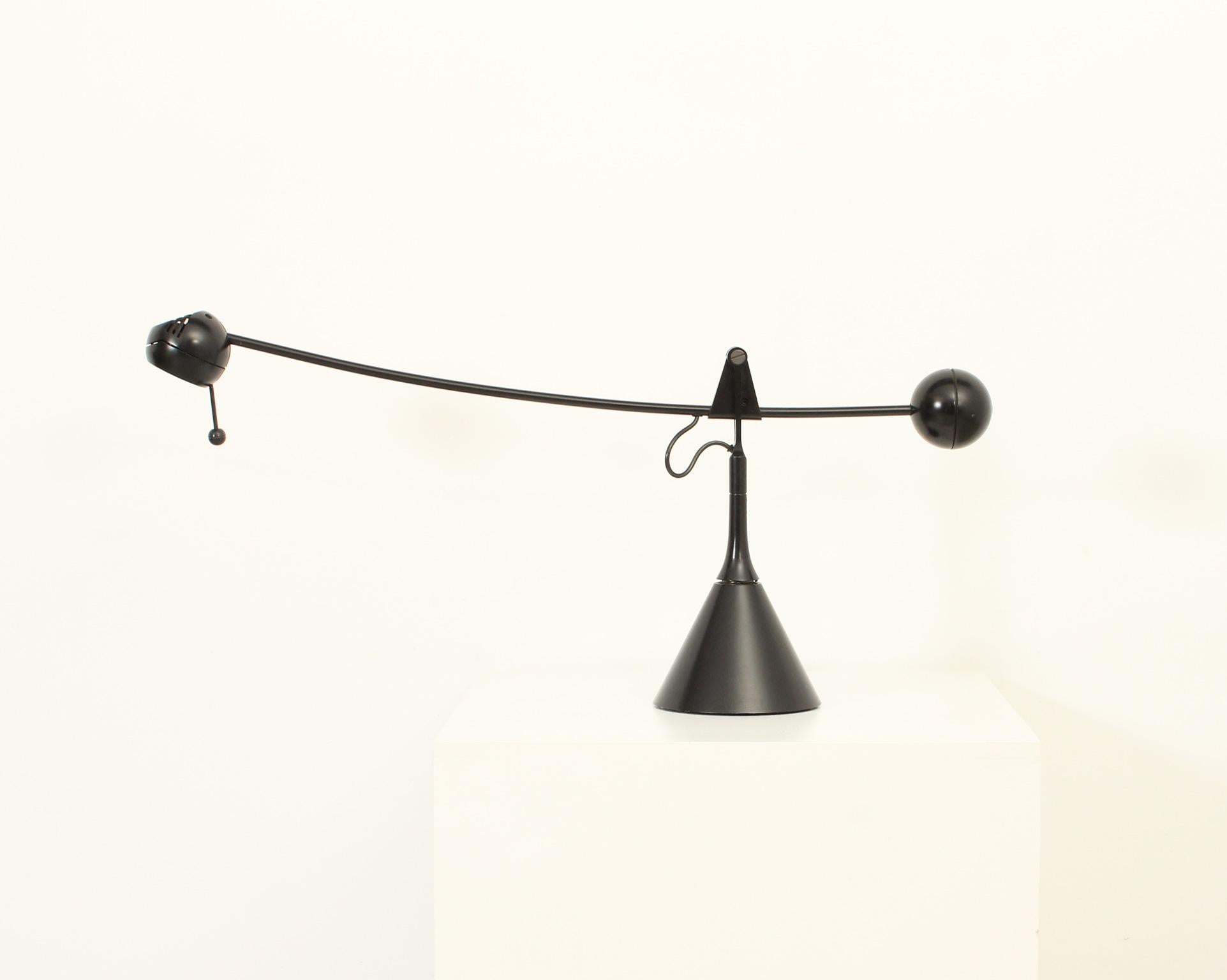 Calder-Tischlampe von Enric Franch für Metalarte, 1975 im Zustand „Gut“ in Barcelona, ES