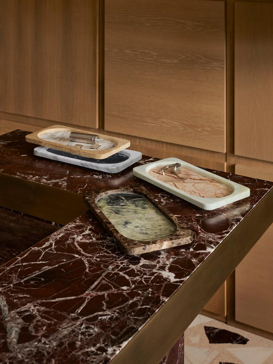 Élégant et raffiné, le plateau Caldera s'inspire de l'architecture rationaliste de Carlo Scarpa et de la topographie cratérisée des paysages lunaires. Fabriquée en marbre, sa forme peu profonde et sa surface texturée invitent à la fois à une