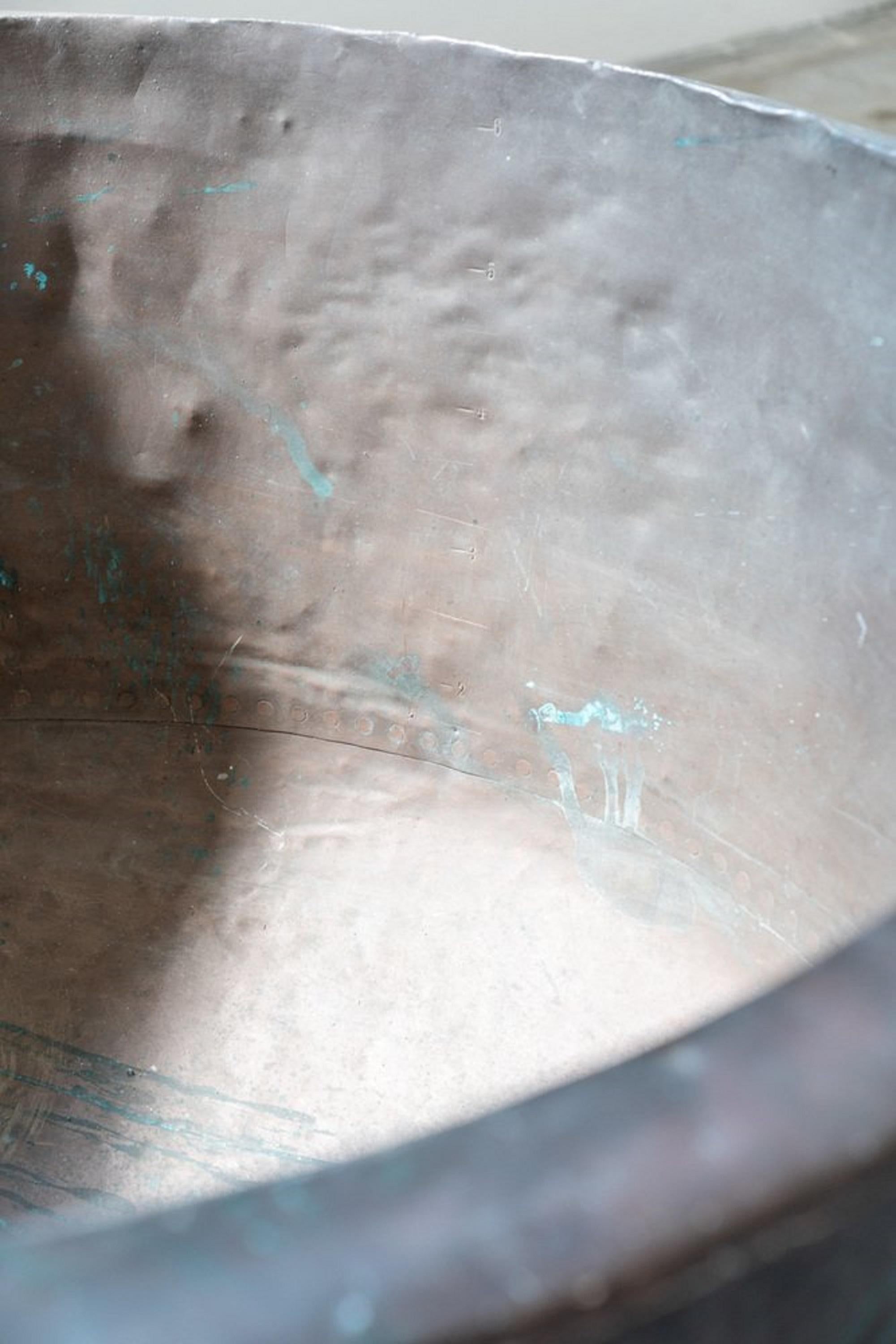 Calderone antico in rame con base in ferro e decorazioni, inizio XIX secolo in vendita 3