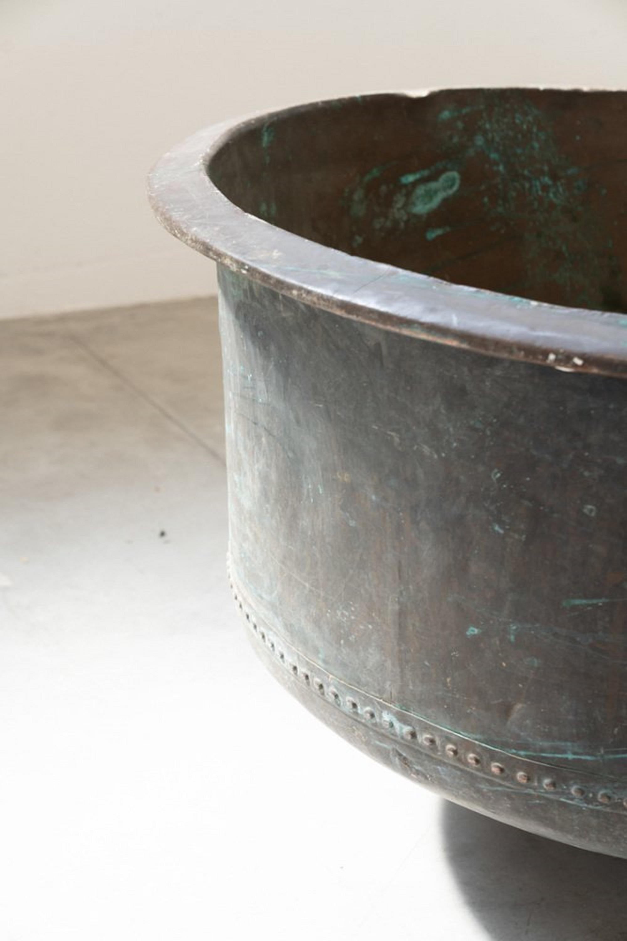 Calderone antico in rame con base in ferro e decorazioni, inizio XIX secolo in vendita 4