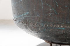 Chaudron ancien en cuivre avec base en fer et décorations, début du 19e siècle