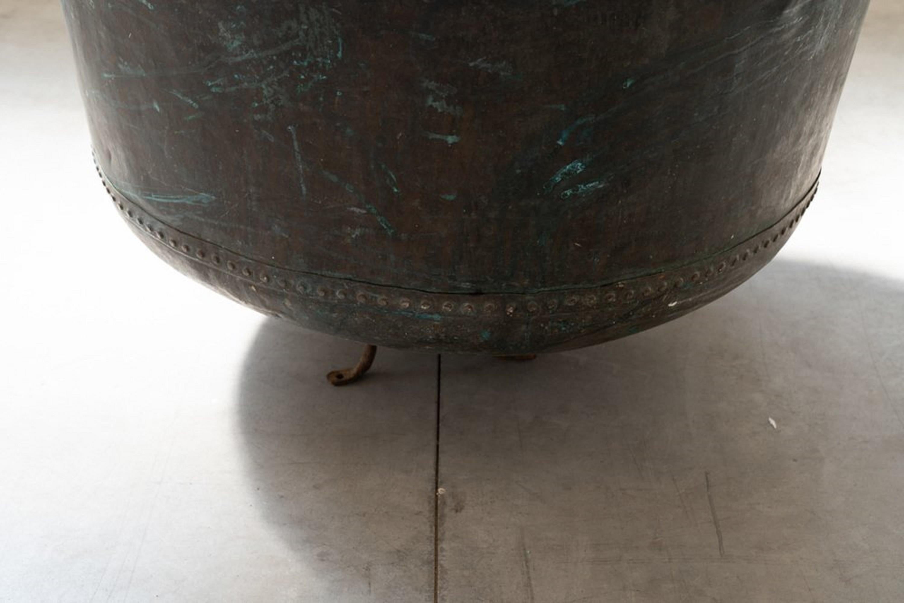 Italian Calderone antico in rame con base in ferro e decorazioni, inizio XIX secolo in vendita