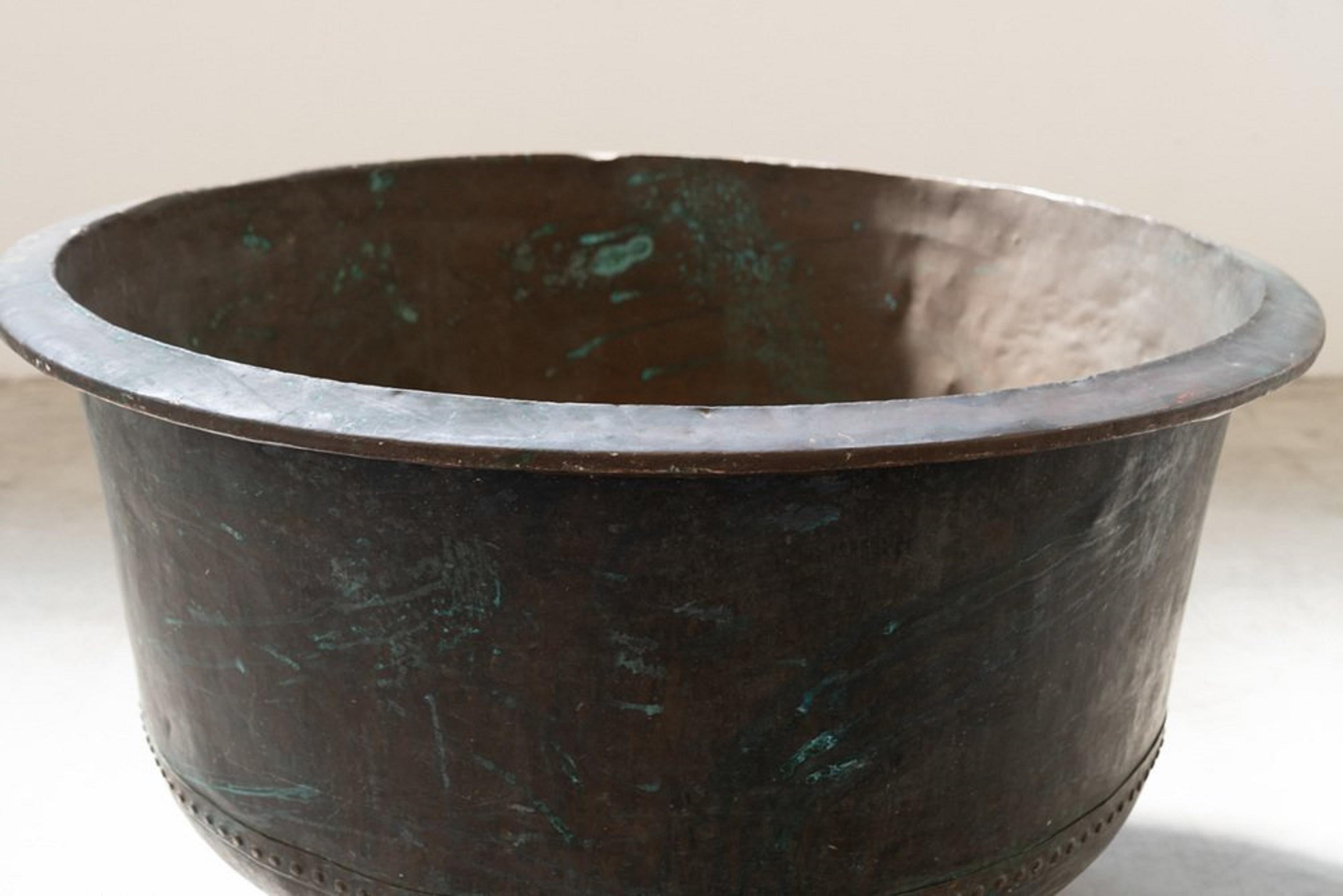 Calderone antico in rame con base in ferro e decorazioni, inizio XIX secolo In condizioni buone in vendita a Manzano, IT