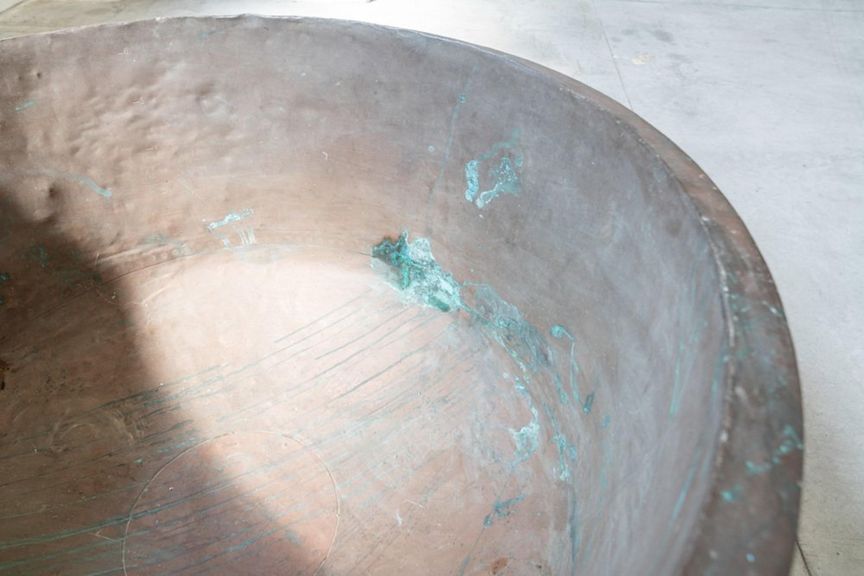 Rame Calderone antico in rame con base in ferro e decorazioni, inizio XIX secolo in vendita