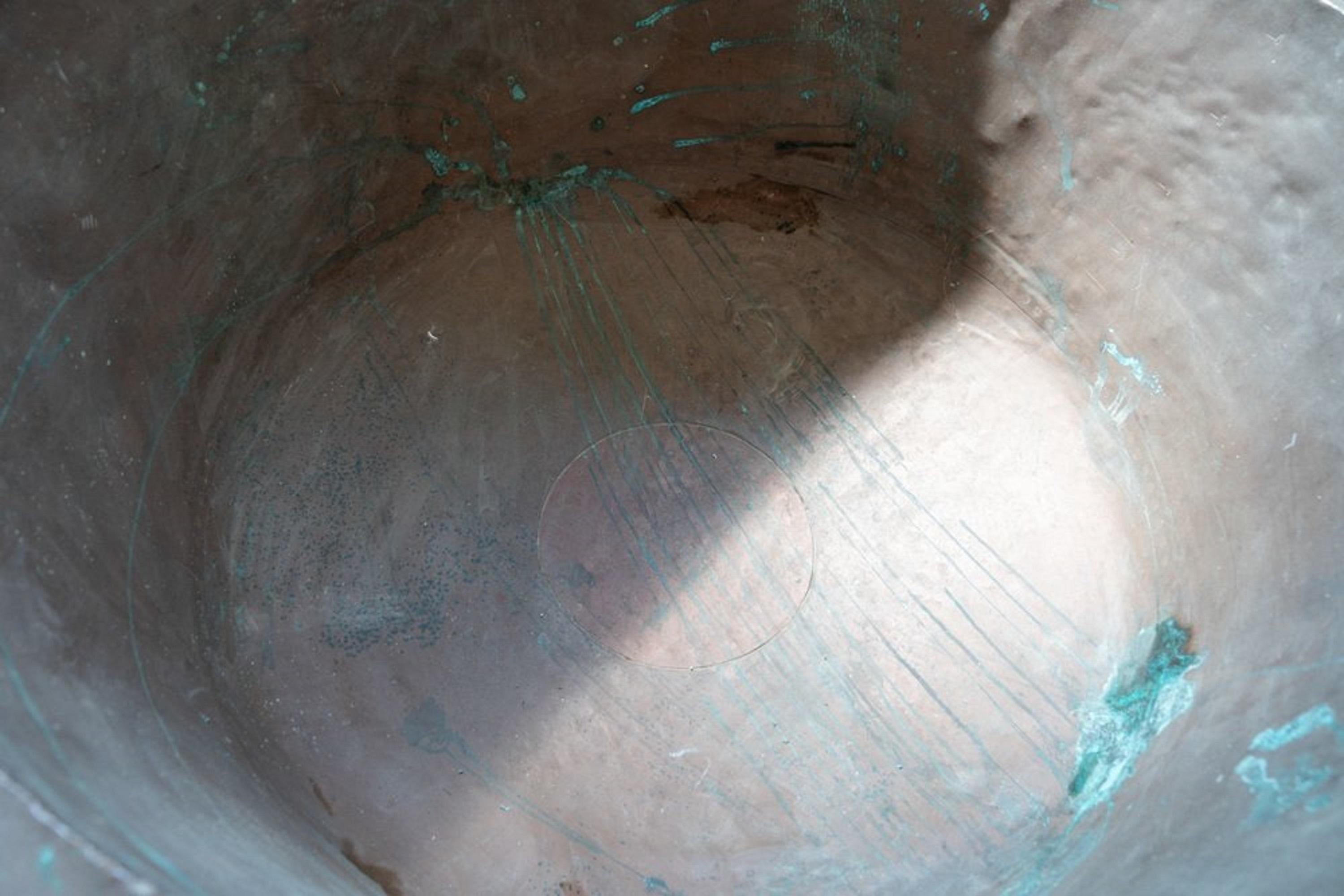 Calderone antico in rame con base in ferro e decorazioni, inizio XIX secolo in vendita 2