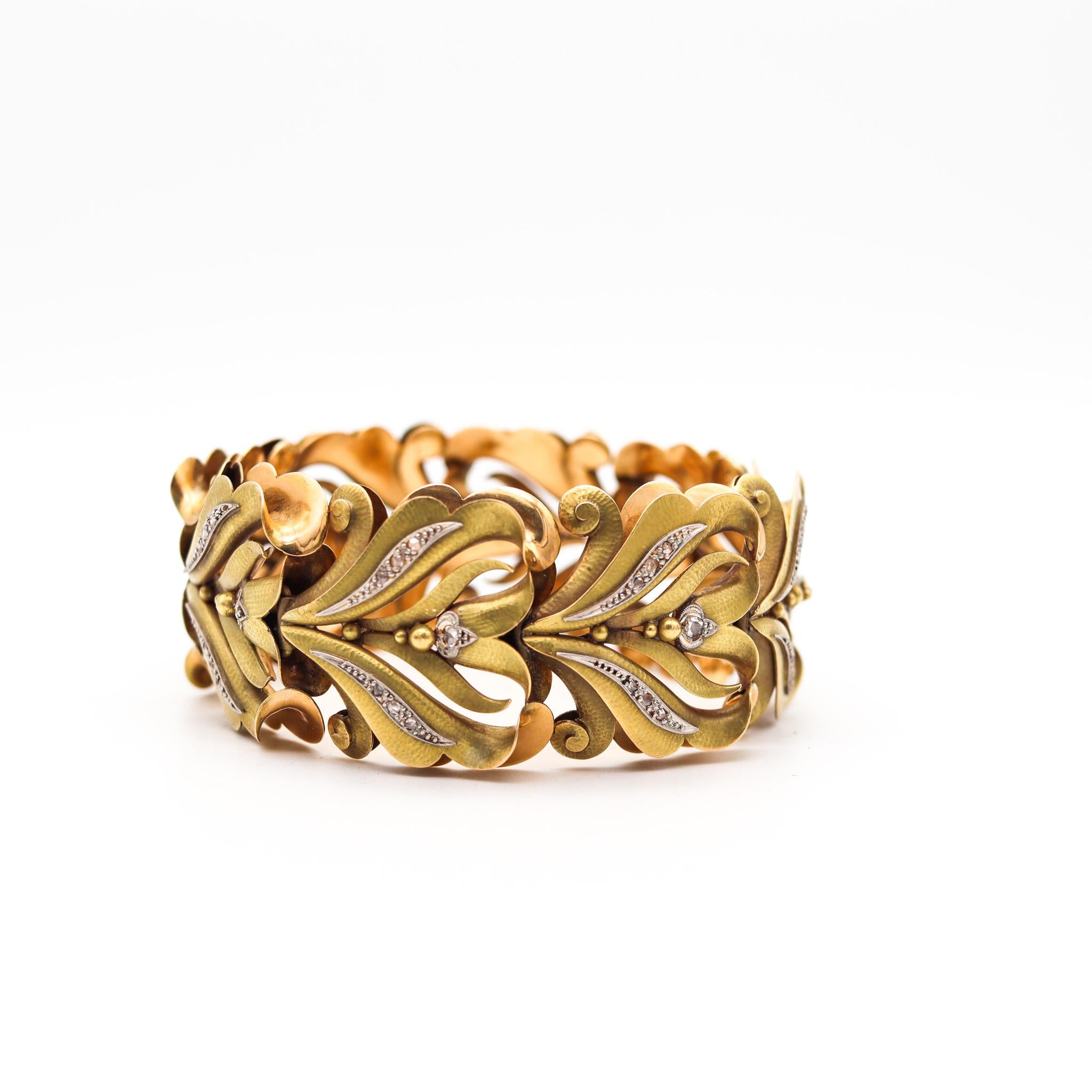 Bracciale in stile Liberty attribuito a Calderoni

Un favoloso bracciale antico in stile Liberty, creato a Milano durante il periodo dell'Art Nouveau, a cavallo del XIX secolo, circa 1900. Il bracciale stesso è un maestoso pezzo d'arte, attribuito