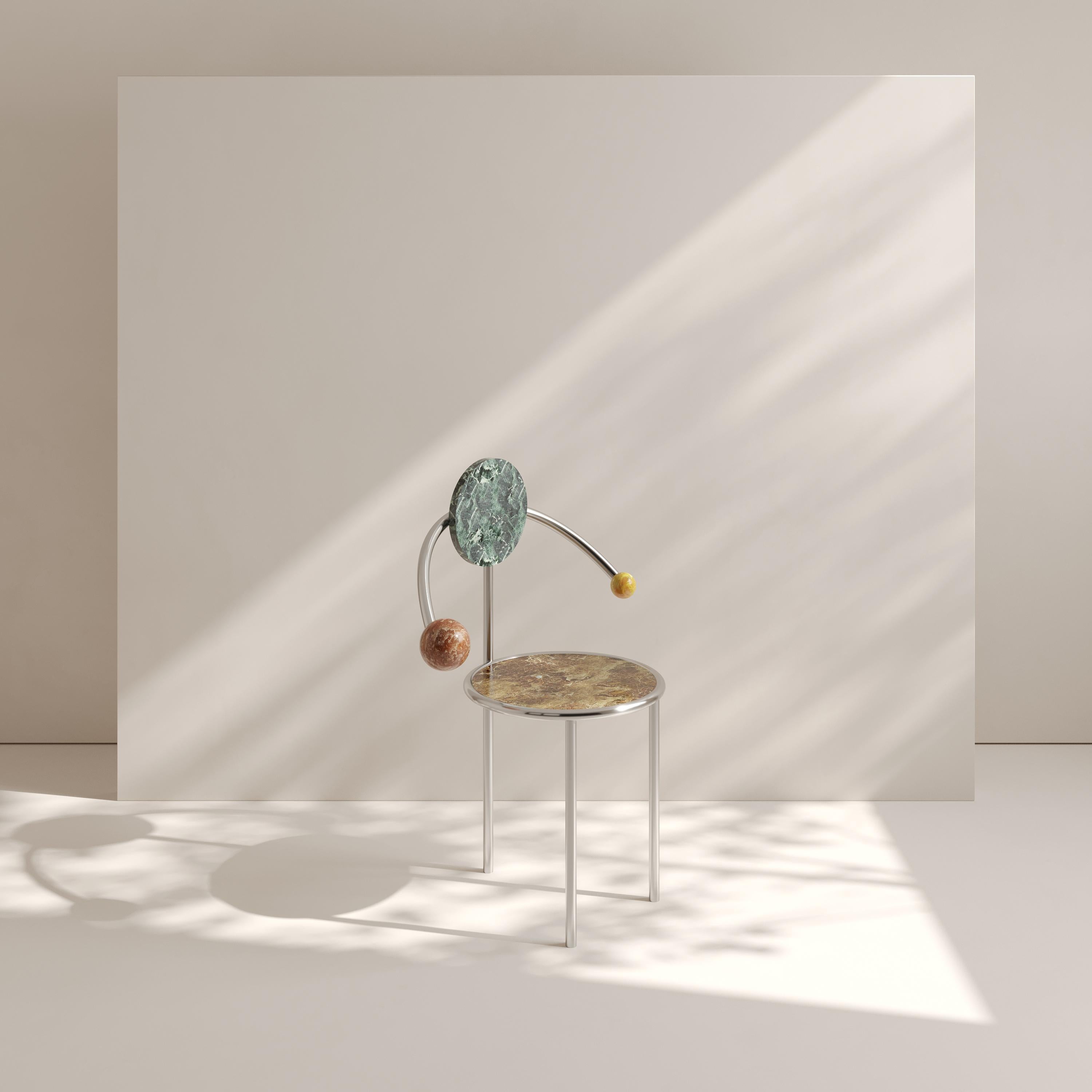 Calder's Chair, edizione limitata di Gabriela Campos 
Edizione 2 di 8 
Dimensioni: 25,59 x 17,72 x 35,43 pollici 
Materiali: Struttura in Steele e Composizione del Marmo
Verde Alpi, Marrom Imperador, Quarzo giallo e rosso

Un collegamento visivo e