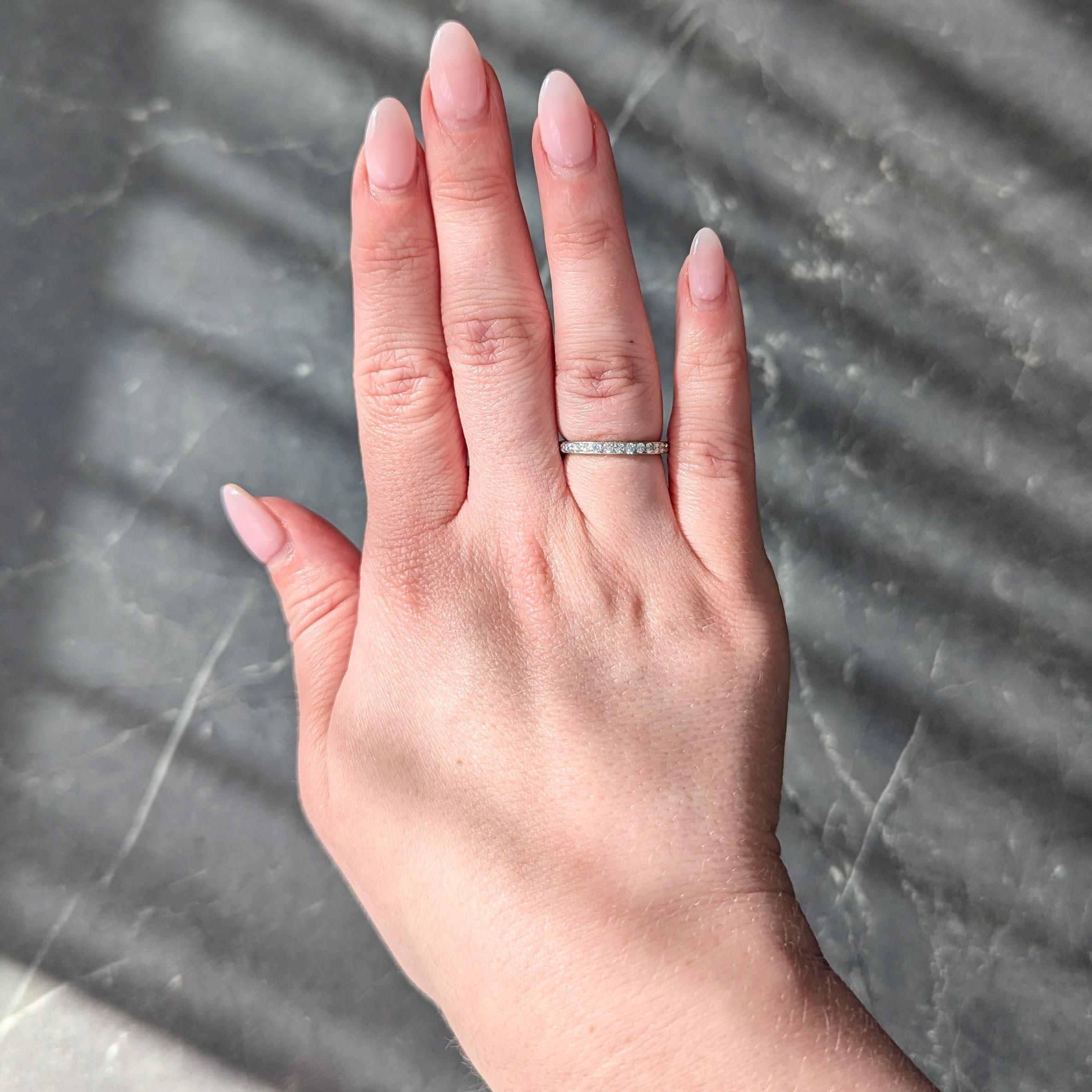 Ausgestattet mit Diamanten im alten europäischen Schliff, die vollständig um
Mit einem Gesamtgewicht von etwa 0,93 Karat - Farbe G/H und Reinheit VS2
Profil mit eingraviertem Weizenmotiv als Akzent
Eingeschrieben 'G.E.K. und M.E.M.