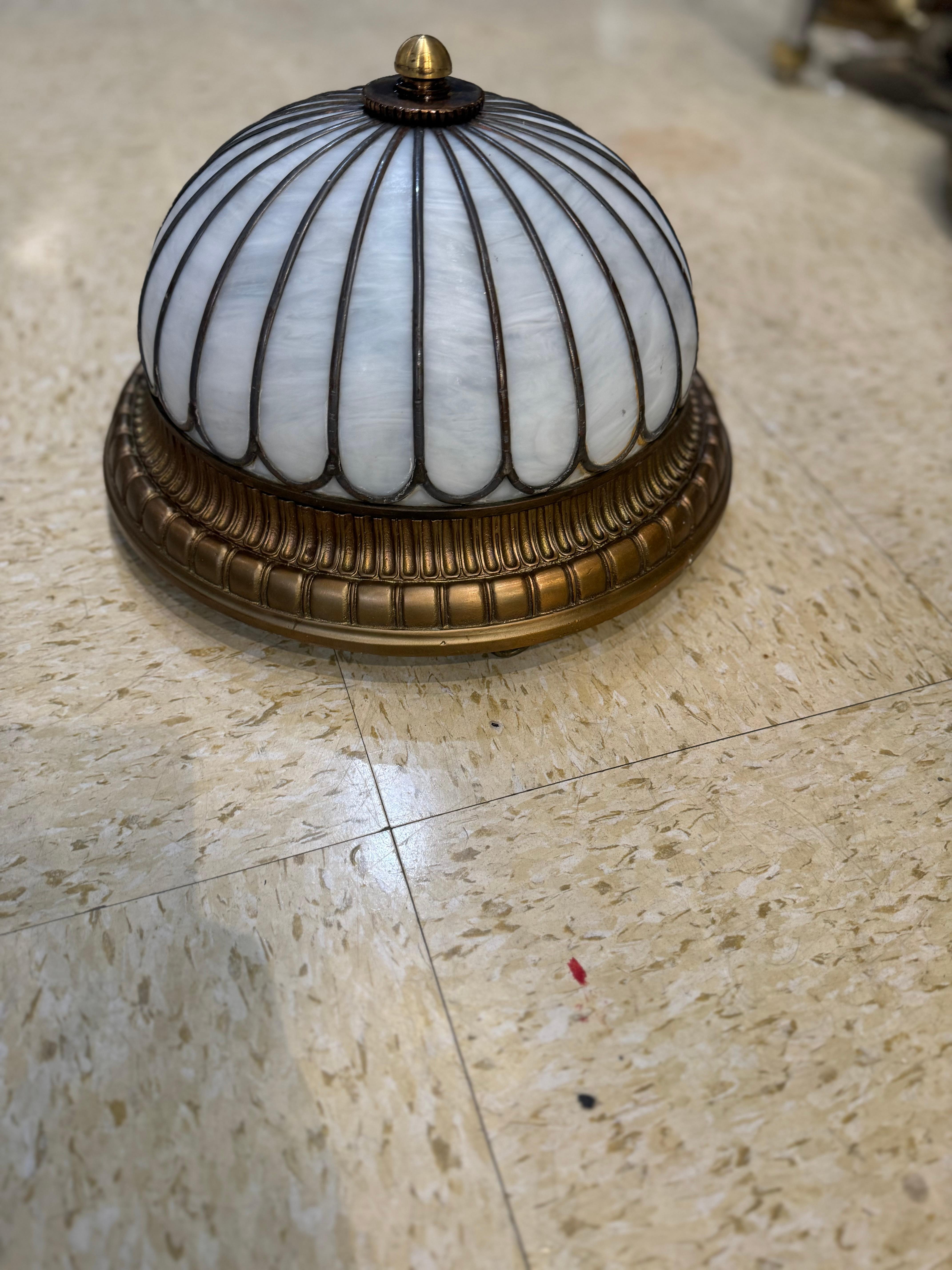 Néoclassique Caldwell Petit luminaire en verre plombé Lights Flush Mount en vente