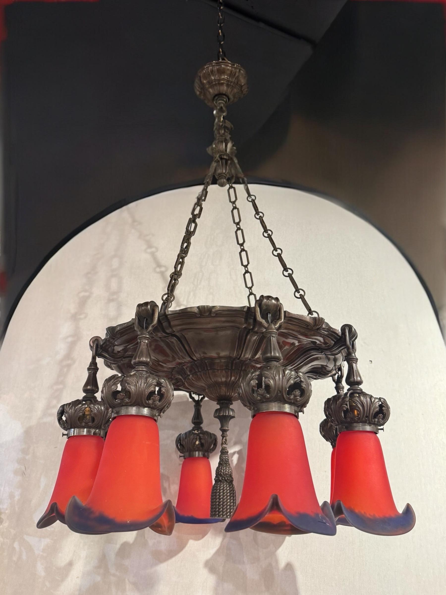 Silberner Caldwell-Kronleuchter mit Kunstglasschirmen (amerikanisch) im Angebot