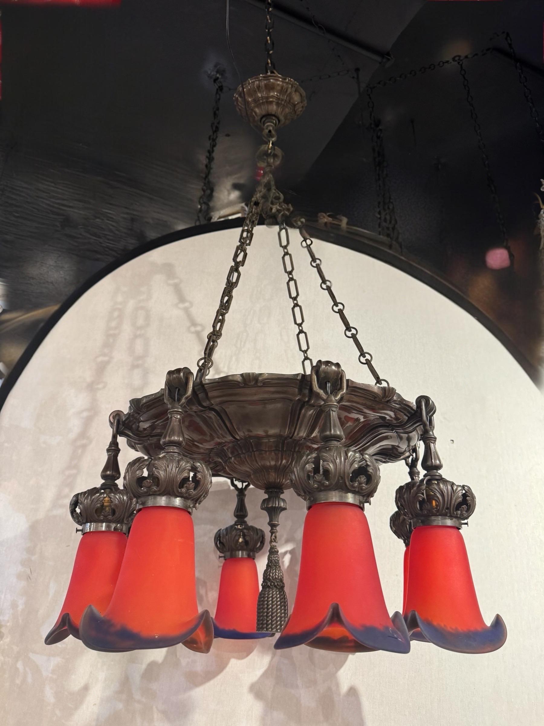 Silberner Caldwell-Kronleuchter mit Kunstglasschirmen im Zustand „Gut“ im Angebot in New York, NY