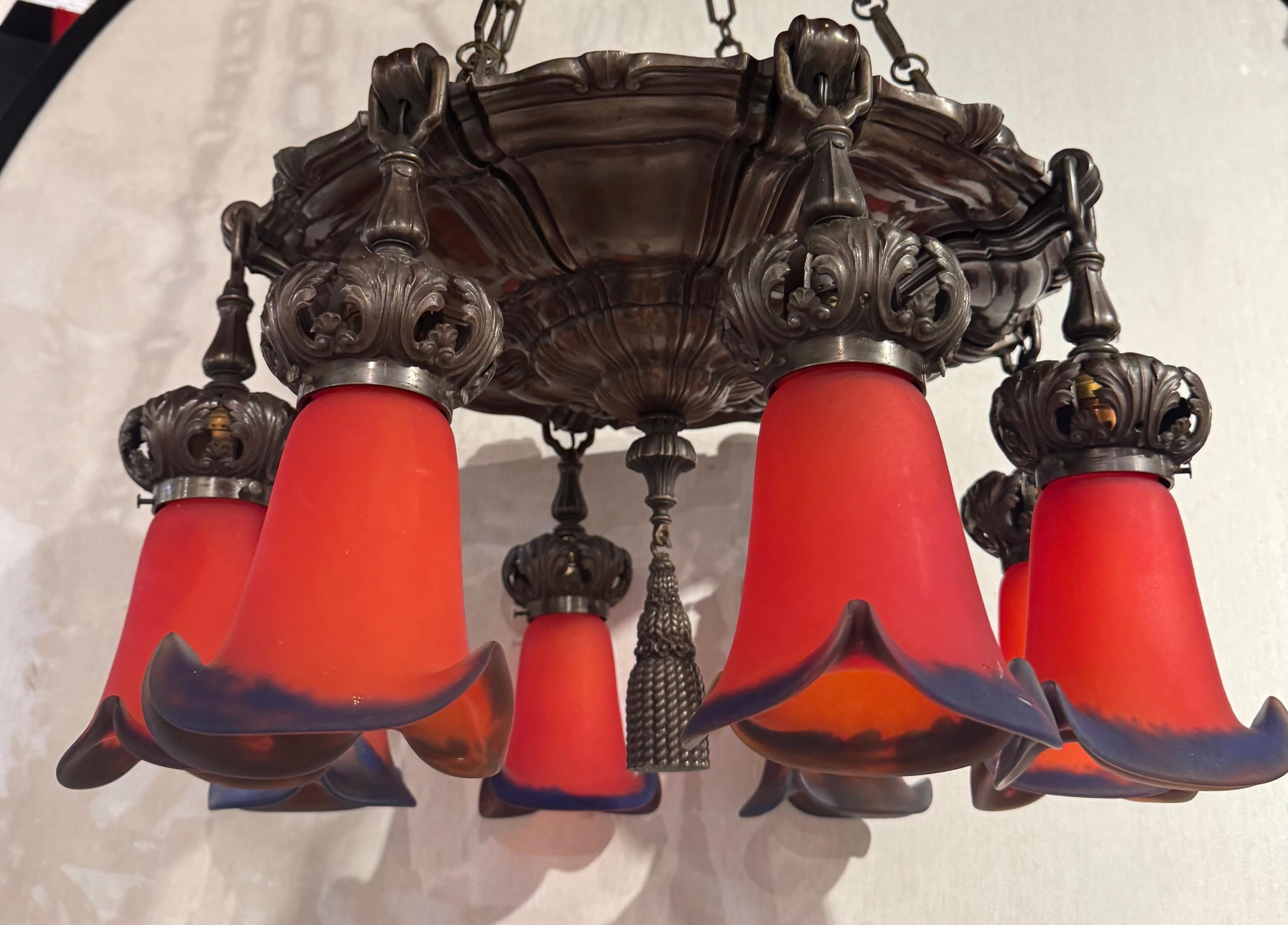 Silberner Caldwell-Kronleuchter mit Kunstglasschirmen (Frühes 20. Jahrhundert) im Angebot