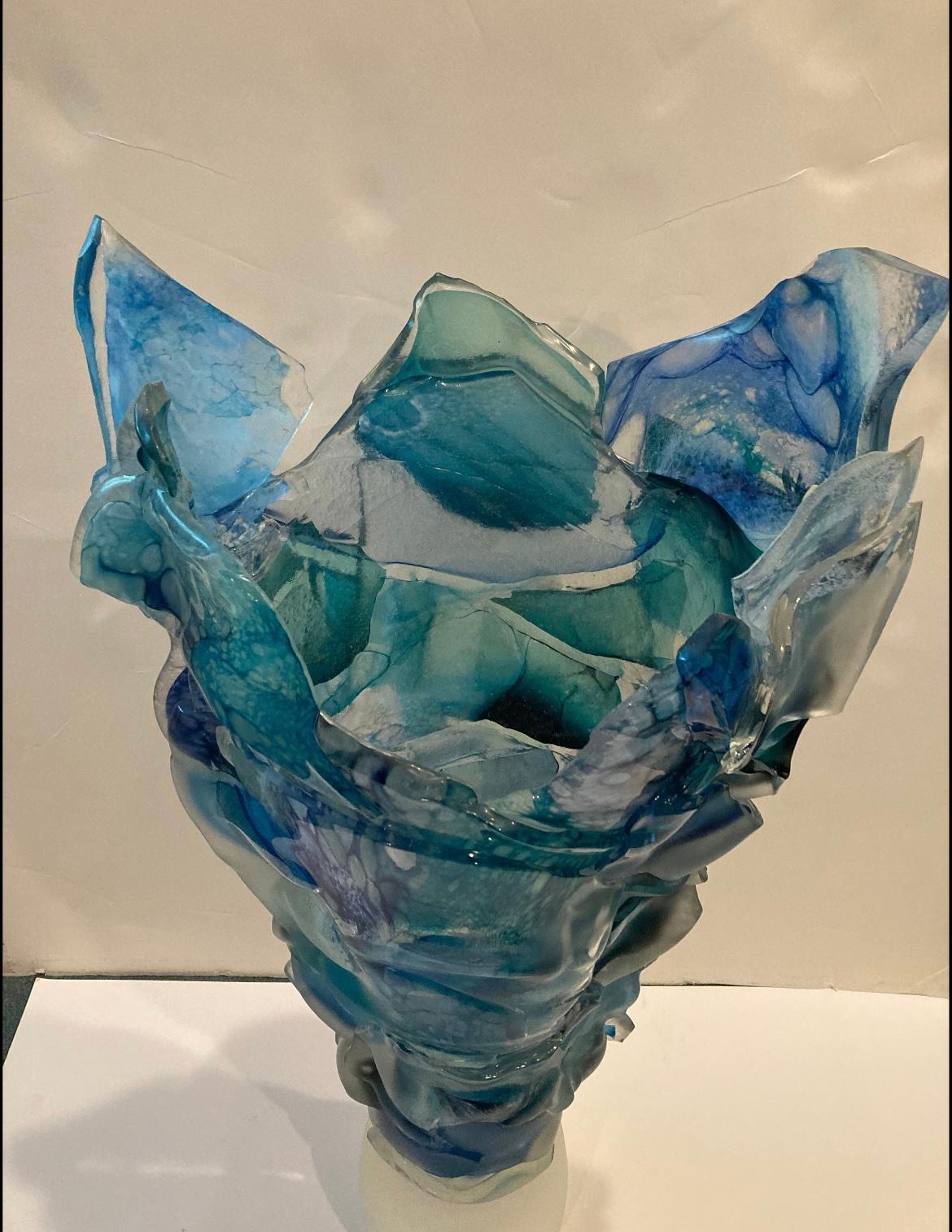 Questa è una scultura in vetro originale di Caleb Nichols di grandi dimensioni. L'acquirente è tenuto a pagare qualsiasi costo aggiuntivo per la spedizione a causa delle dimensioni. Misure 33x13x7