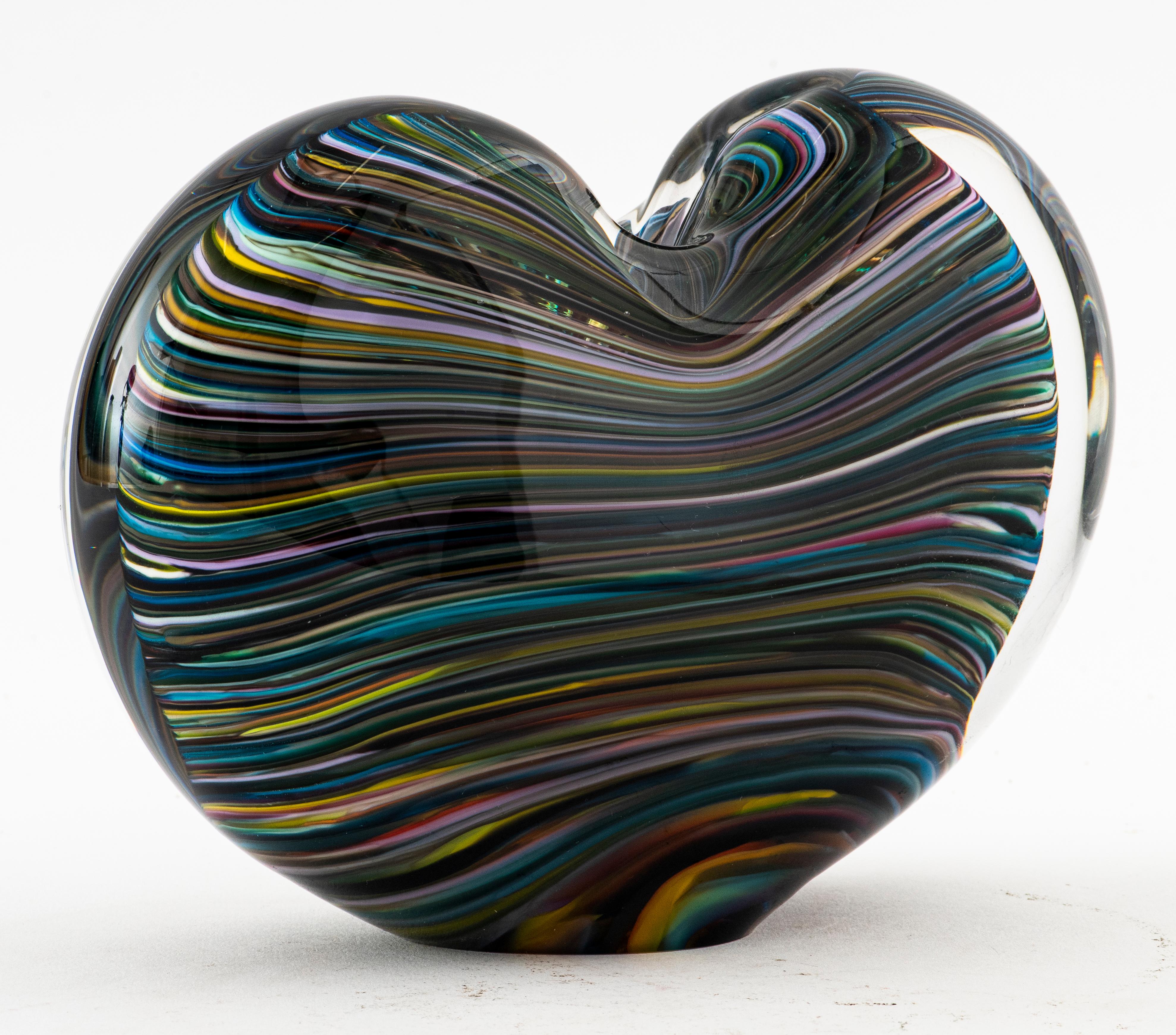 Moderne Caleb Siemon vase à bourgeons en forme de cœur rayé, soufflé à la main en vente