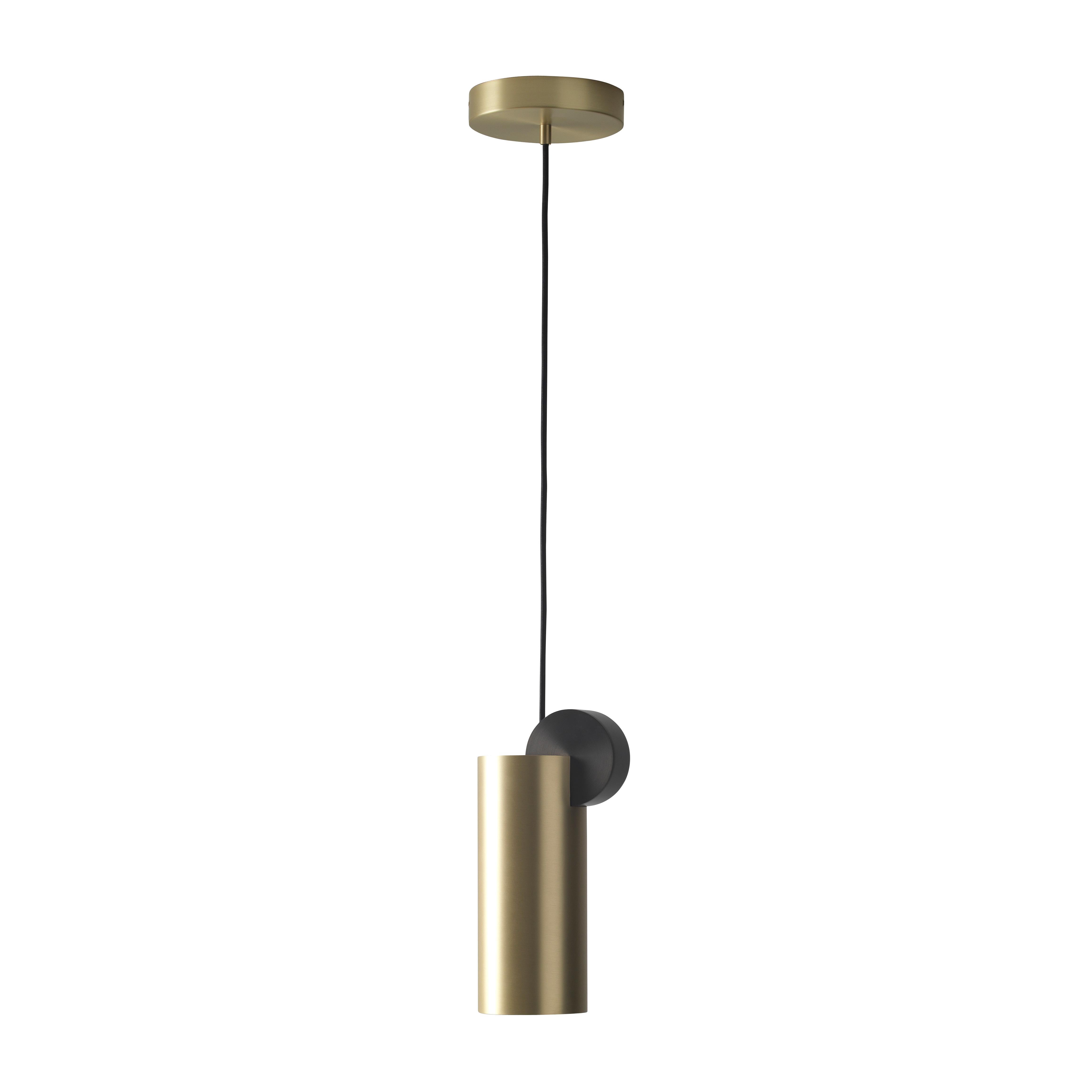 Suspension Calee V3 de Pool
Dimensions : D16 X H234.3 cm
Matériaux : laiton massif, polycarbonate, câble textile noir (2m).
D'autres finitions et dimensions sont disponibles.

Toutes nos lampes peuvent être câblées en fonction de chaque pays.
