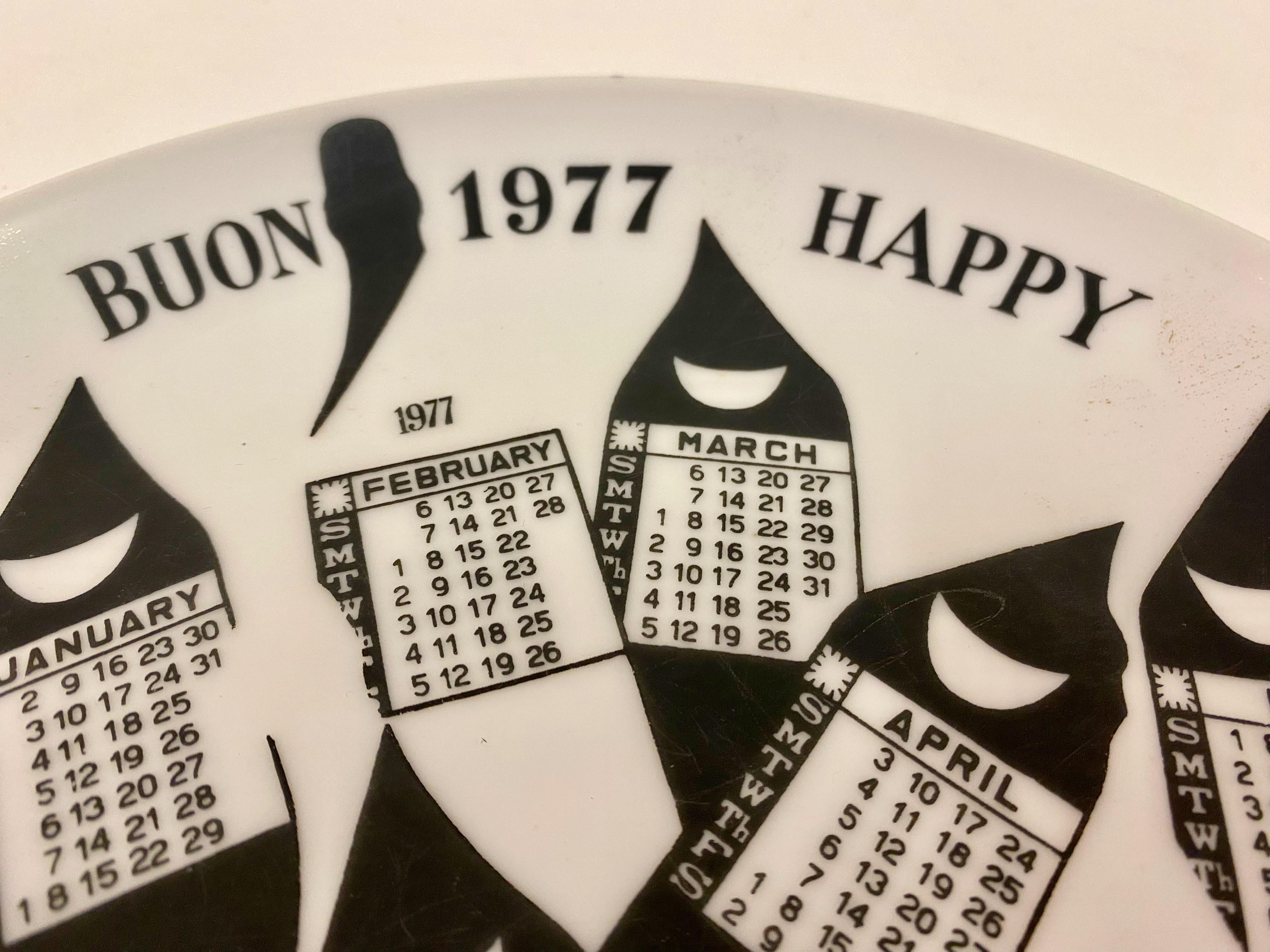 Kalenderteller aus dem Jahr 1977 von Piero Fornasetti im Zustand „Gut“ im Angebot in London, London