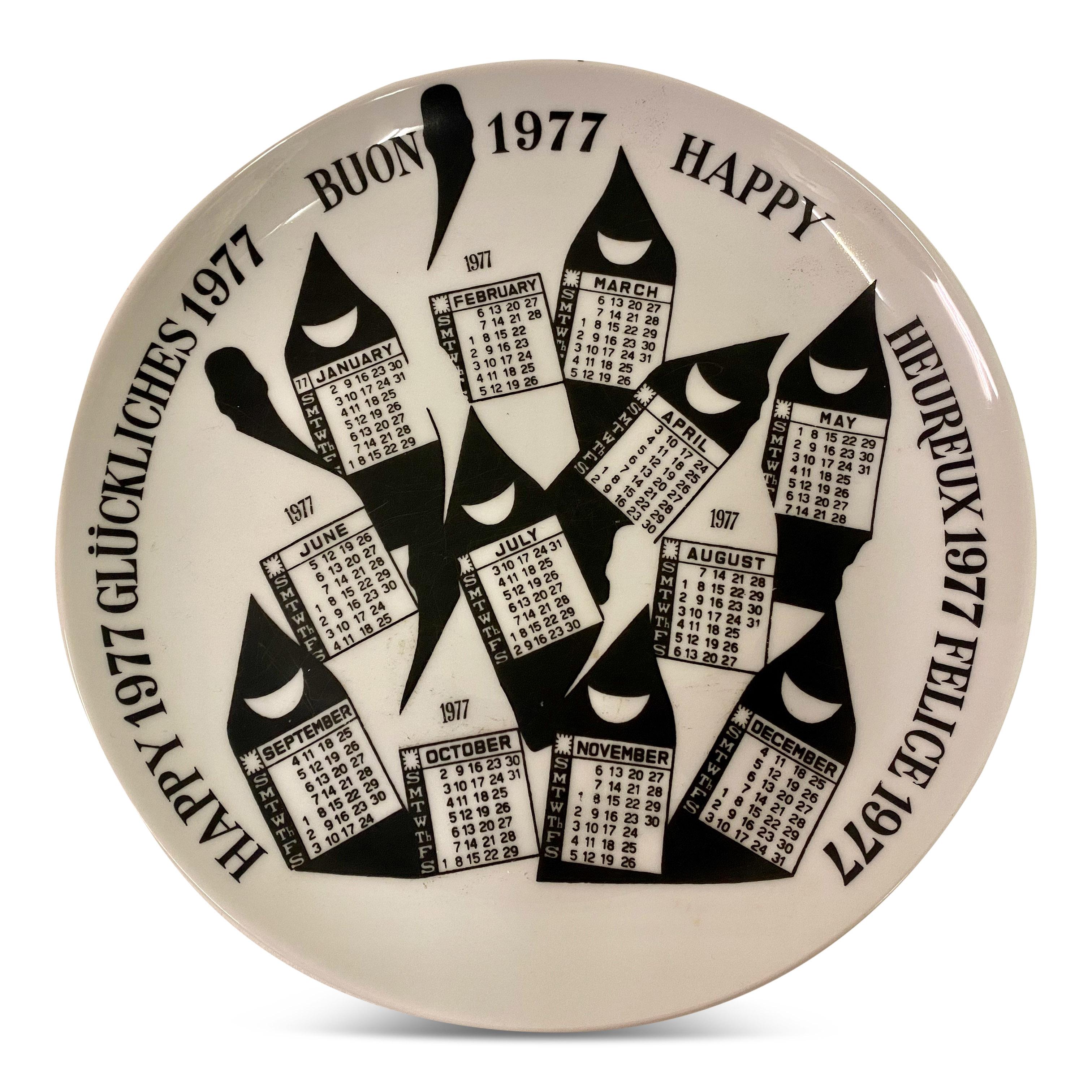 Kalenderteller aus dem Jahr 1977 von Piero Fornasetti (Keramik) im Angebot