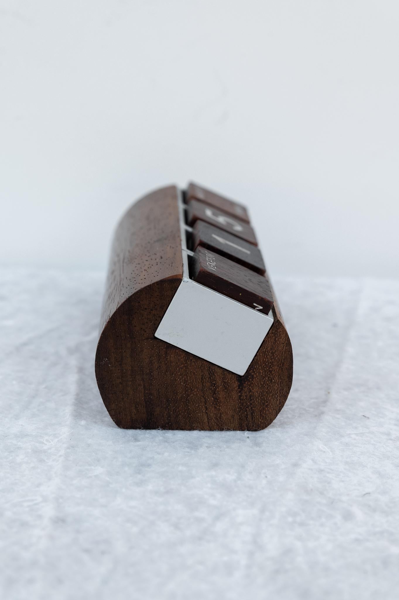 Ewiger Kalender aus Holz und Aluminium, 1970er Jahre (Moderne der Mitte des Jahrhunderts) im Angebot