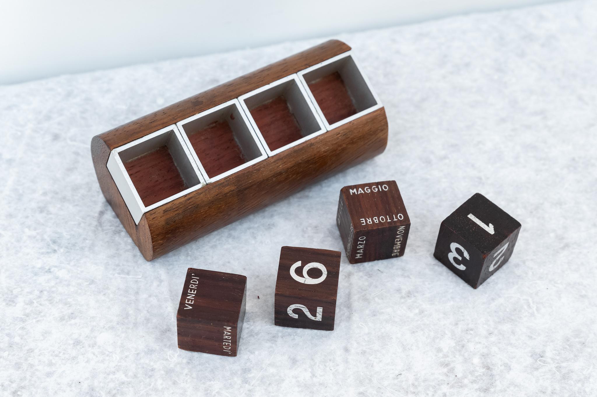 Ewiger Kalender aus Holz und Aluminium, 1970er Jahre (Italian) im Angebot