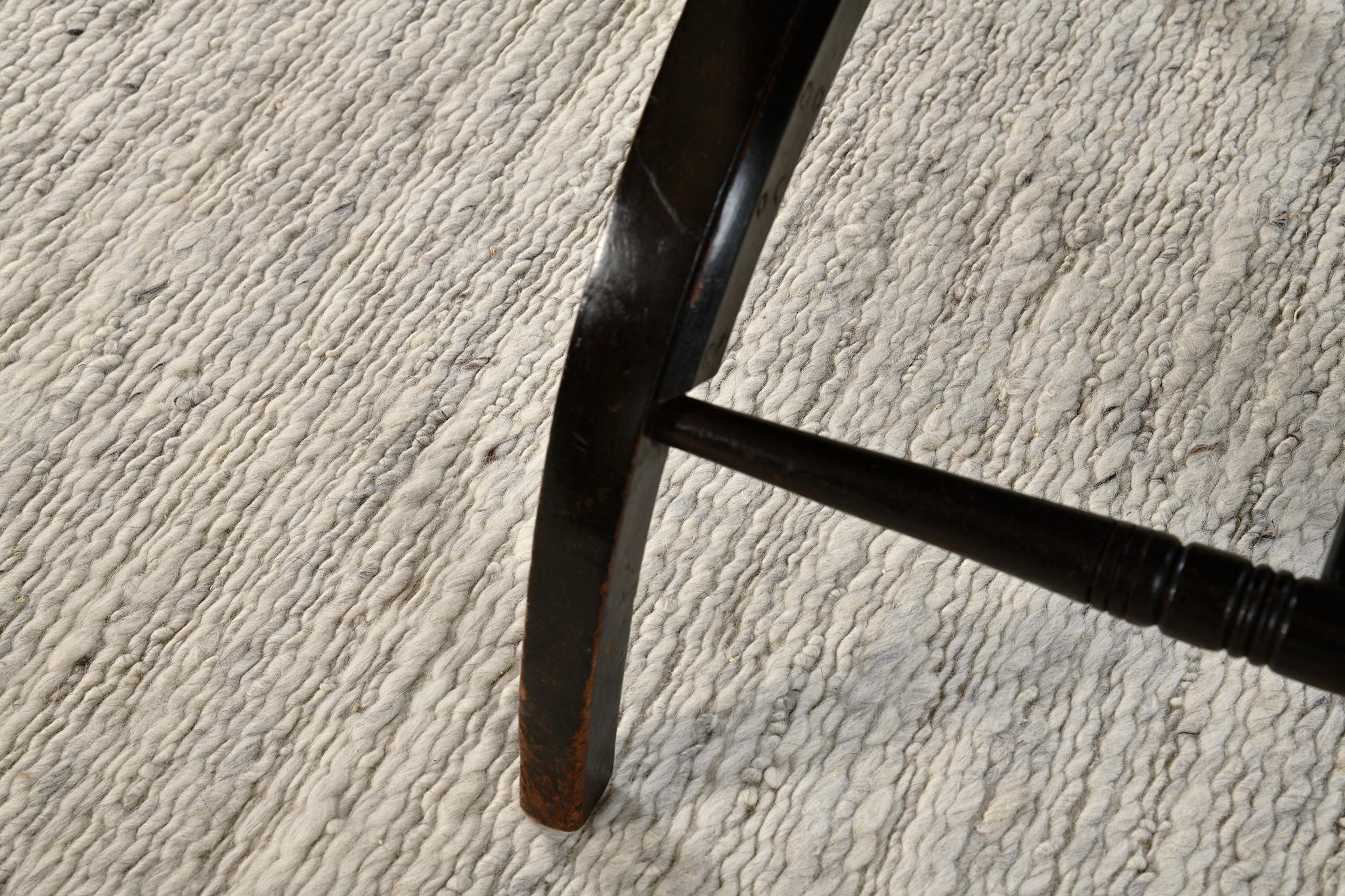 Ein moderner und schicker Caleta-Teppich aus der Collection'S Sabbia mit hohem Flor und luxuriöser Struktur. Dieser trendige Teppich im Rancho-Schema kann einen kleinen Raum größer machen und einen größeren Raum in Szene setzen.  Das Design dieses