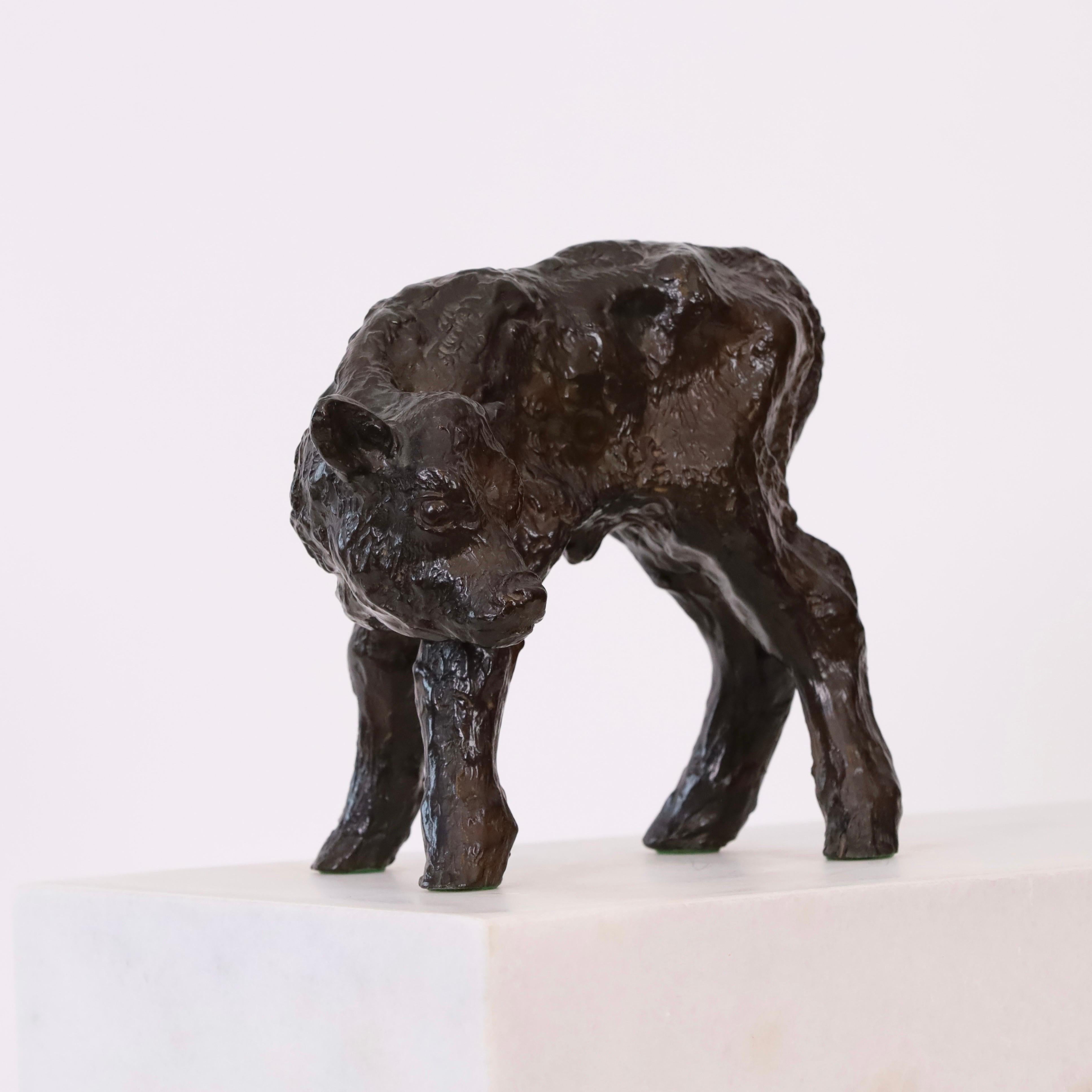 Sculpture naturaliste en métal représentant un veau debout, conçue par Gudrun Lauesen pour Just Andersen dans les années 1940. Un exemple parfait de l'extraordinaire capacité de Lauesens à réaliser des portraits naturalistes d'animaux.

* Une