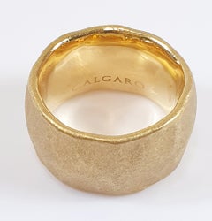 Calgaro 18 Karat Satined Yellow Gold Ring with Martelé Texture