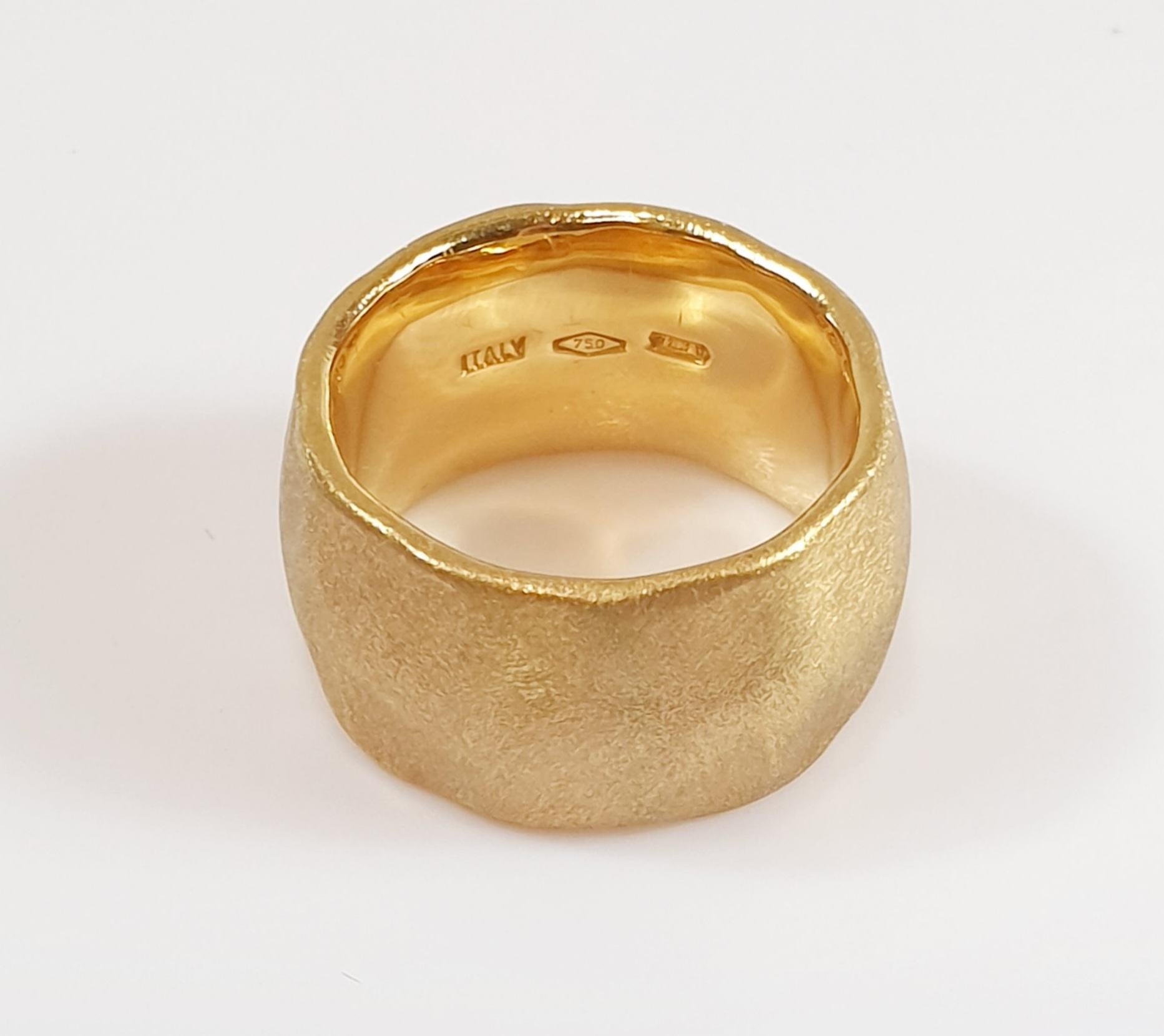 Calgaro 18 Karat Satined Yellow Gold Ring with Martelé Texture For Sale ...