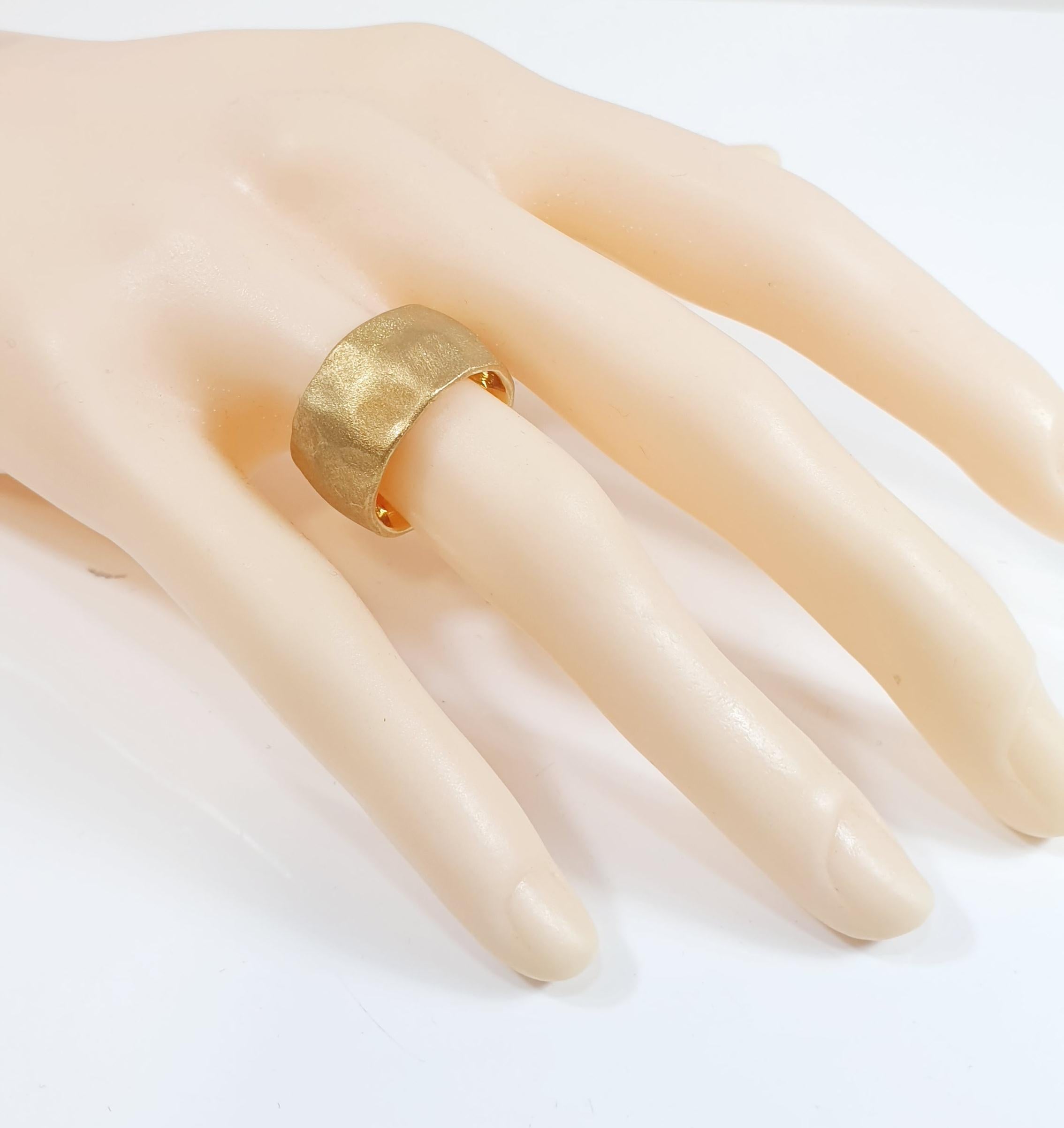 Contemporary Calgaro 18 Karat Satined Yellow Gold Ring with Martelé Texture For Sale