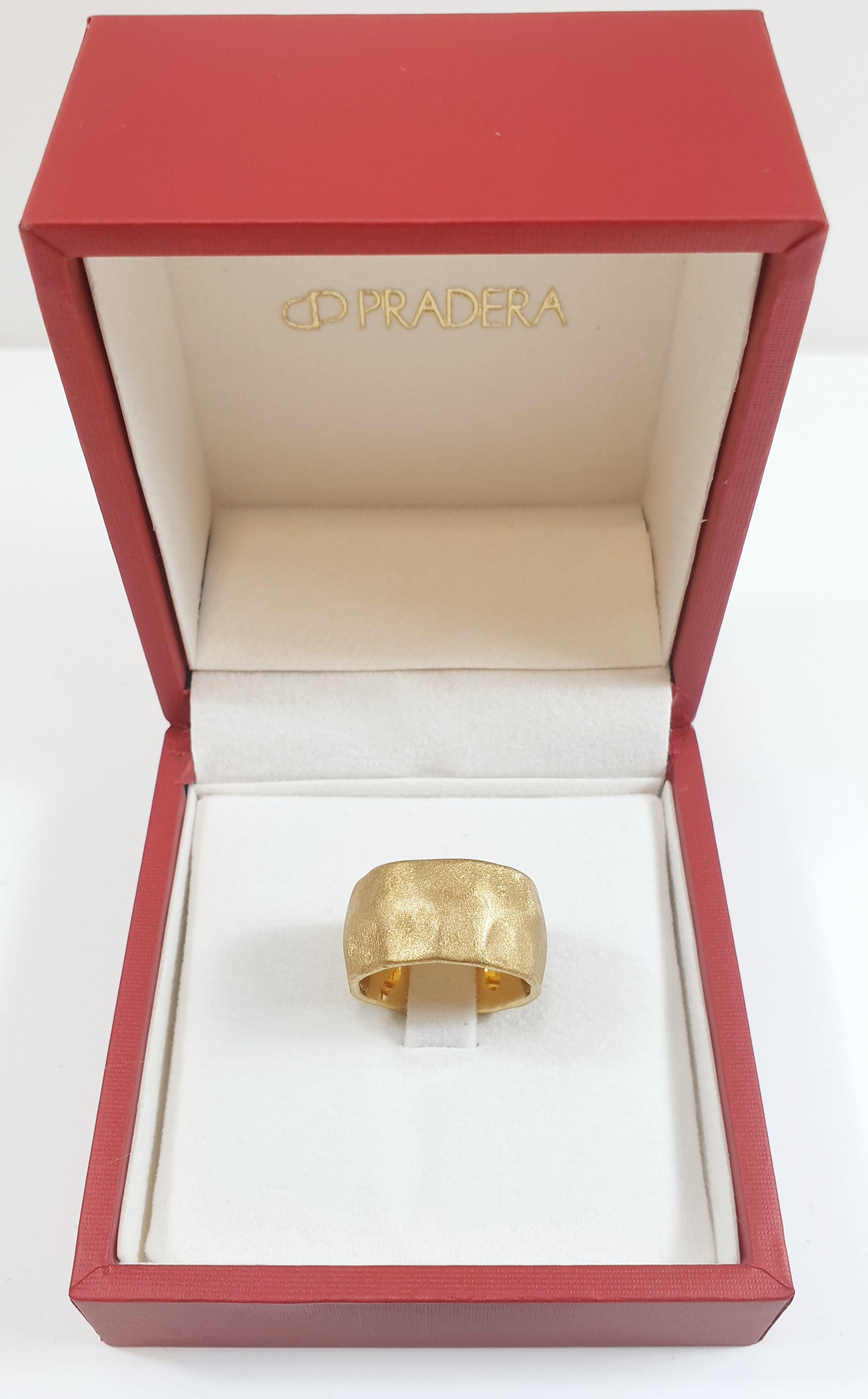 Calgaro 18 Karat Satined Yellow Gold Ring with Martelé Texture In New Condition For Sale In Bilbao, ES