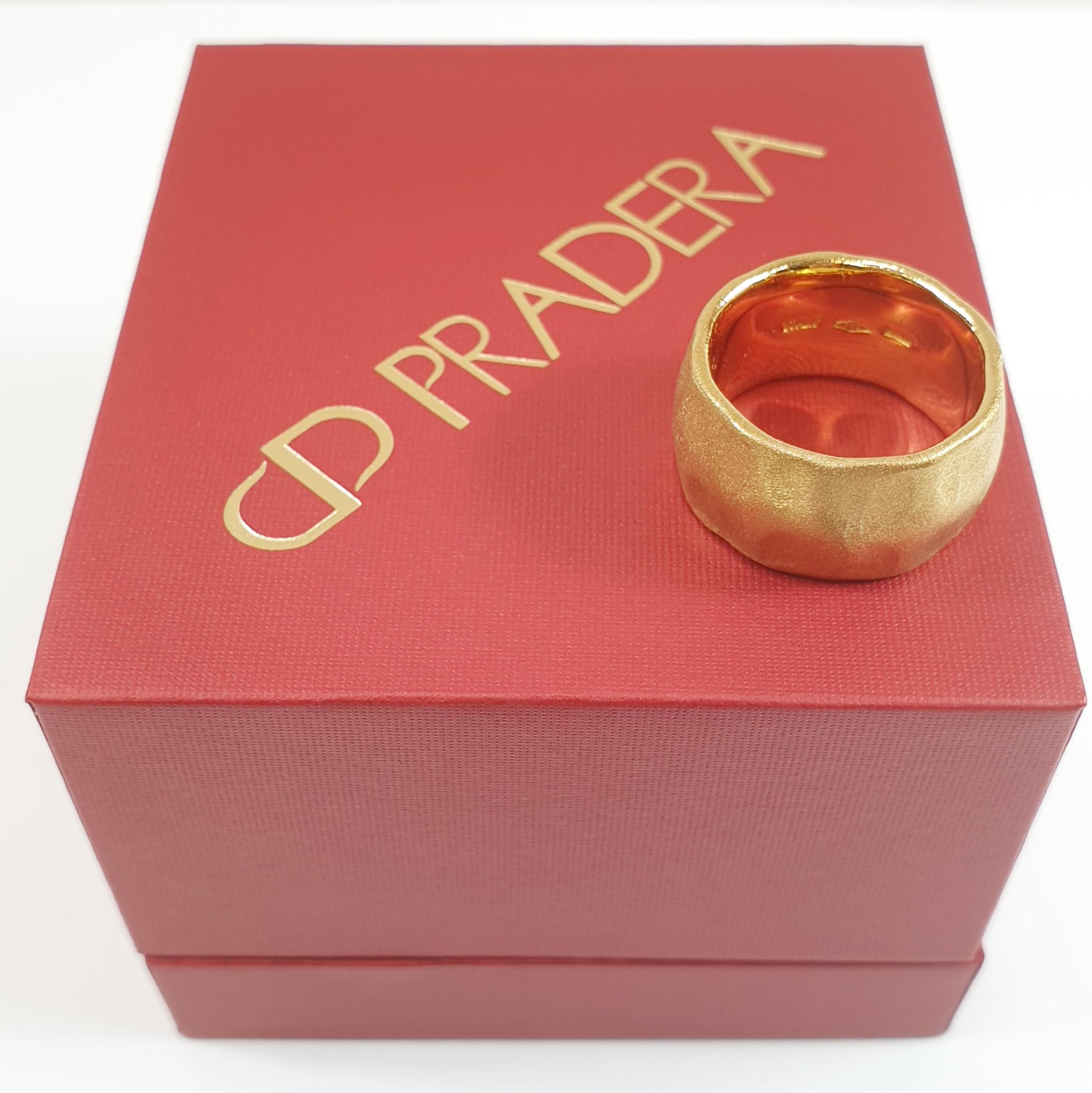 Women's Calgaro 18 Karat Satined Yellow Gold Ring with Martelé Texture
