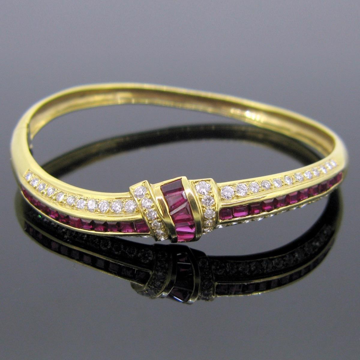 Weight : 19gr

Stones : Rubies and 
Diamonds: 2.60ct approximately

Metal : 18kt gold



Condition : Very good

Hallmarks : UK

Heritagem presents :

A rubies and diamonds bangle. This one is made in 18kt yellow gold and it has a nice modern design.