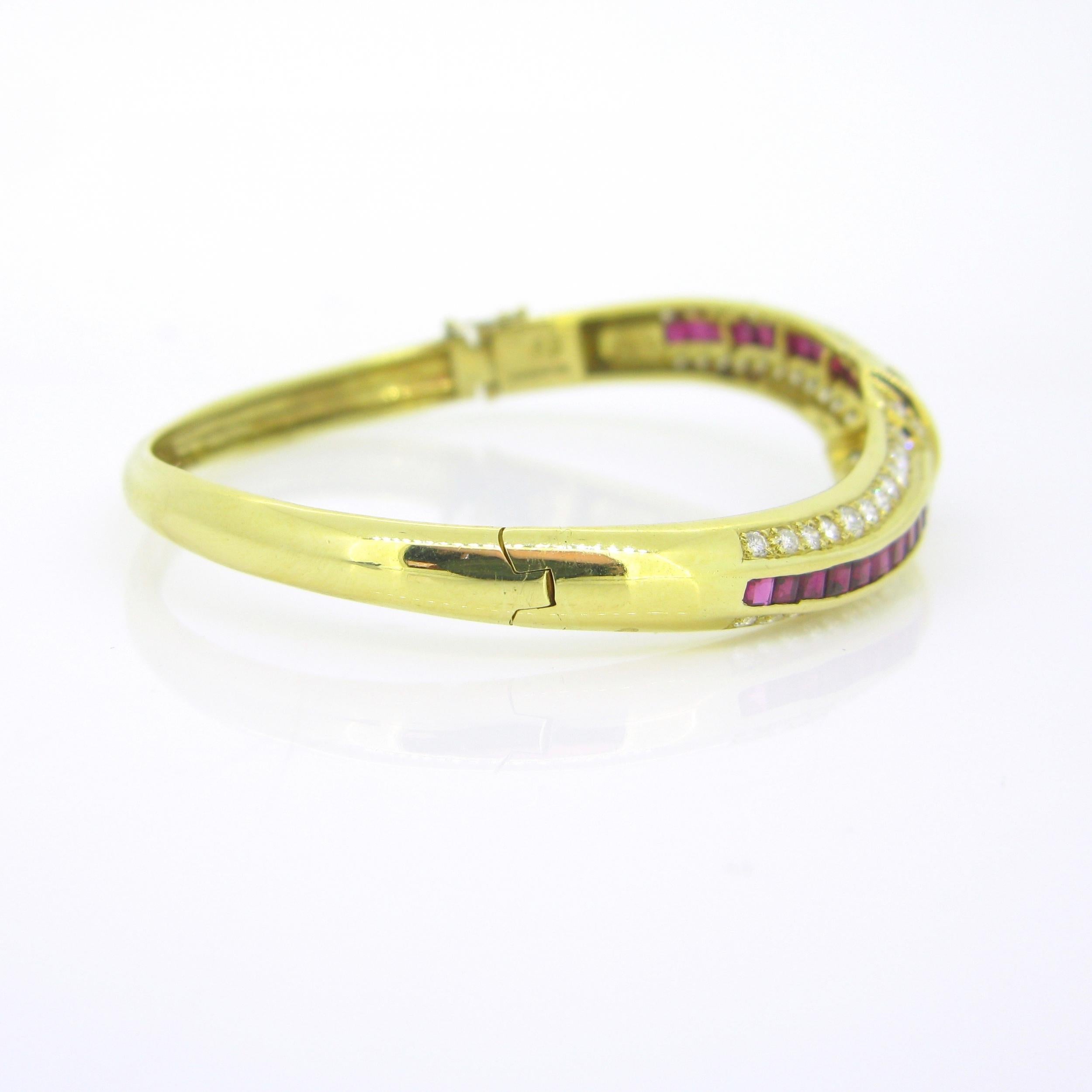 Calibrated Rubies and Diamonds Bangle Bracelet, 18kt Yellow Gold In Good Condition In London, GB