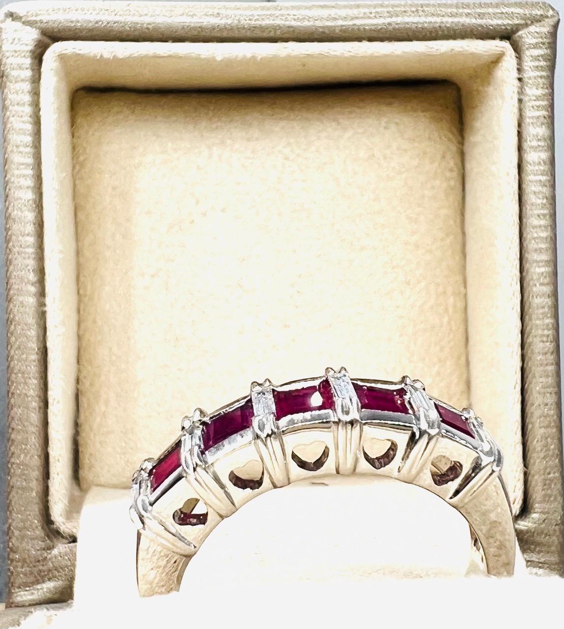 Lovely engagement ring,.

Half wedding ring model, in 18ct white gold,

Set with calibrated rubies (for about 1.12 ct in total) interspersed

Of baguette-cut diamonds for about 0.18ct in total.

The crimping, original and refined, is in perfect