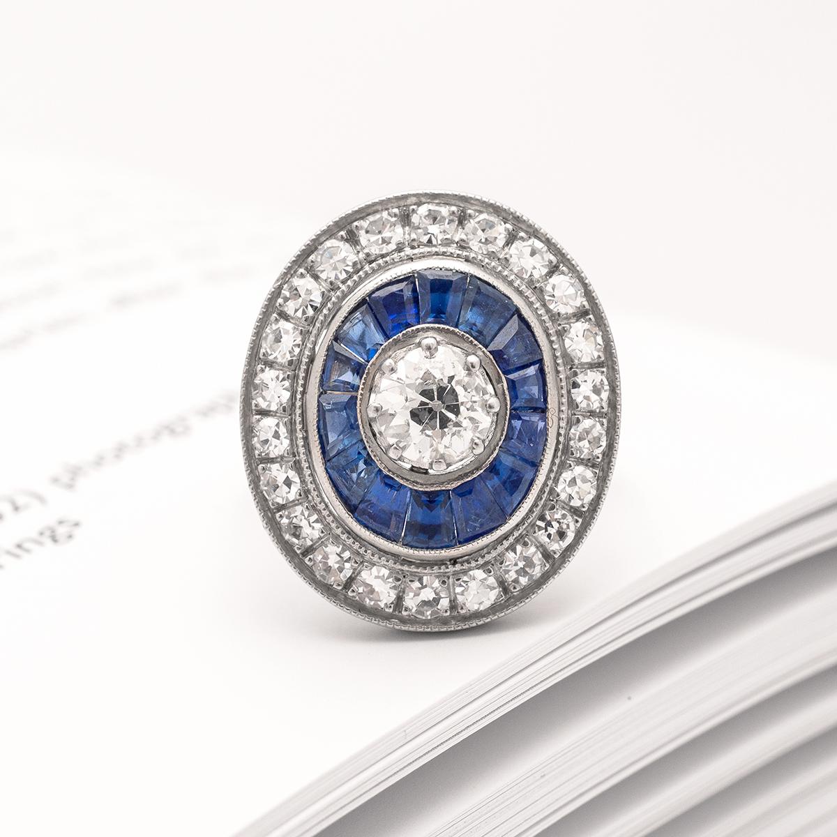 Calibrated Sapphire Diamond Platinum Engraved Ring In Excellent Condition In Geneva, CH