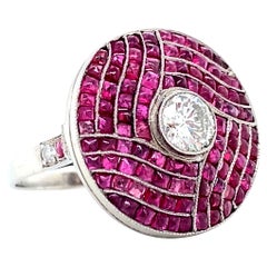 Anillo de cóctel en platino con rubí natural talla calibre y diamante de 0,90 quilates