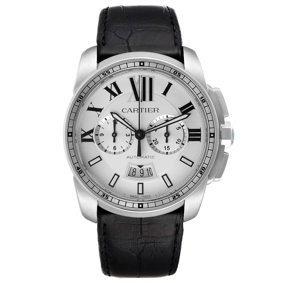 kalibr Calibre De Cartier Stahl Chronograph Silber Zifferblatt Herrenuhr W7100046. Automatisches Chronographenwerk mit Automatik-Automatikaufzug. Das Gehäuse aus Edelstahl hat einen Durchmesser von 42,0 mm. Crown-Deckel mit facettiertem blauem