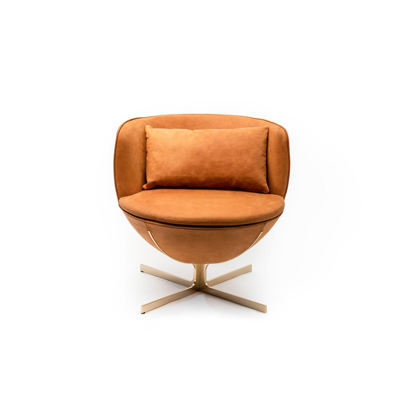 Sillón Calice base cuatro estrellas de Patrick Norguet
Materiales: Tapicería: Tela también disponible en piel
 Estructura: Metal recubierto de polvo negro o champán mate y cromo negro 
Dimensiones: An 72,8 x Pr 70,7 x Al 71,6 cm
 HS 43,7